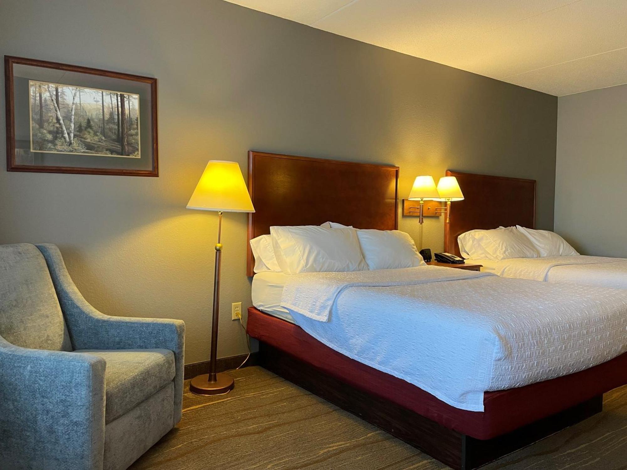 Queen Room Two Queen Beds Lake View Non-Smoking