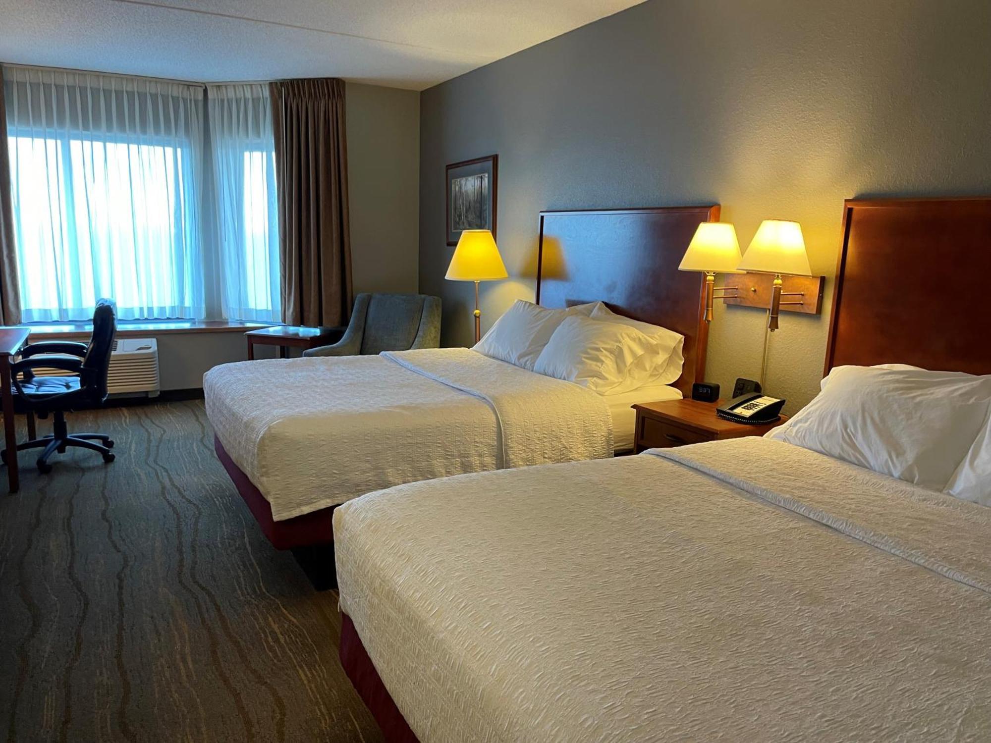 Queen Room Two Queen Beds Lake View Non-Smoking