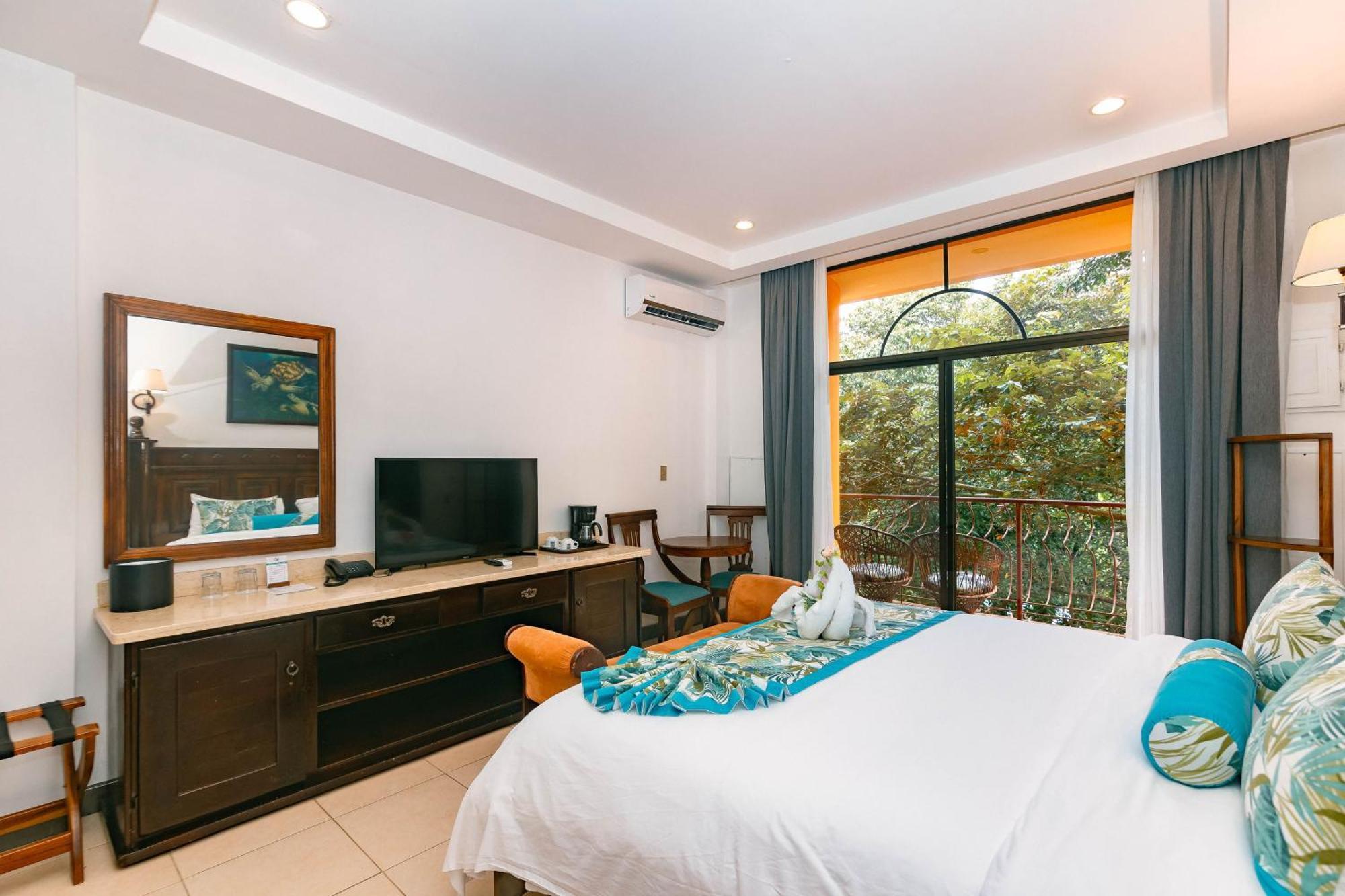 Superior Jungle View One King Bed