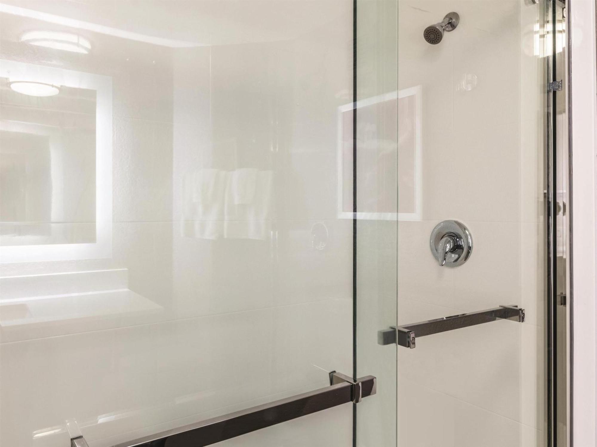 Deluxe Executive King Suite - Non-Smoking,1665415142:JPEG