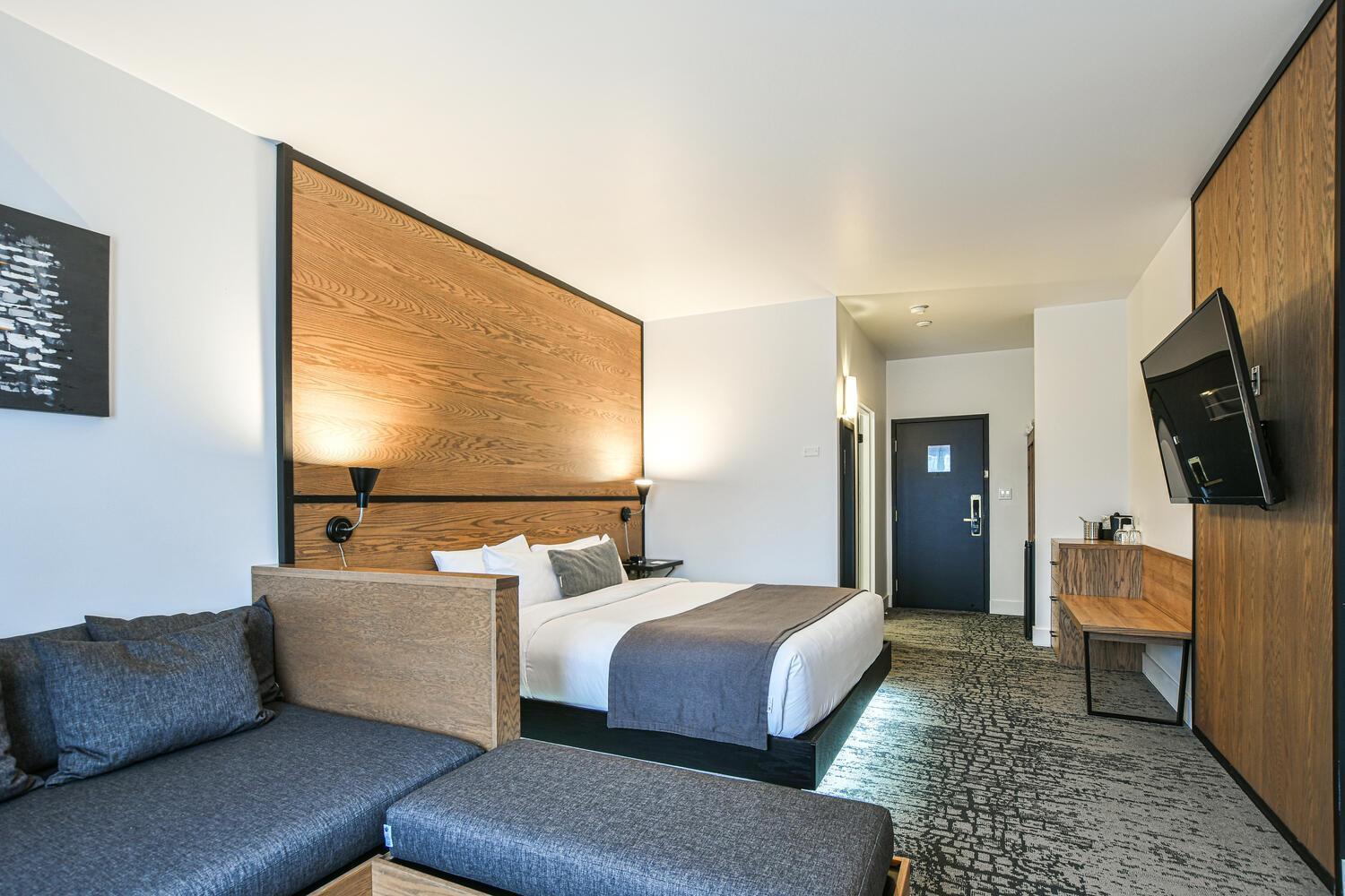 Superior King Lounge room courtyard side