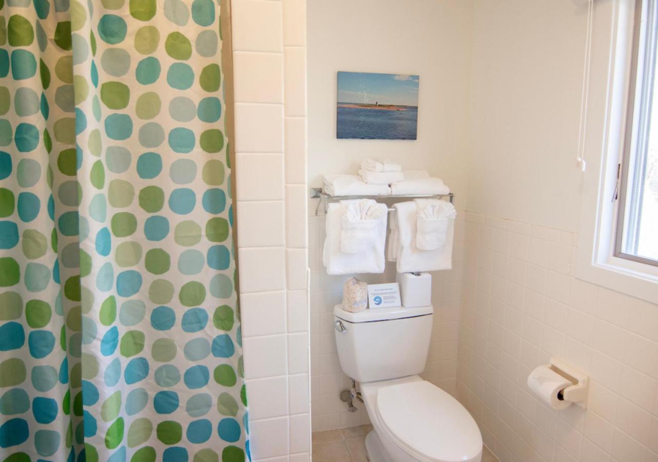 Compact Queen Room