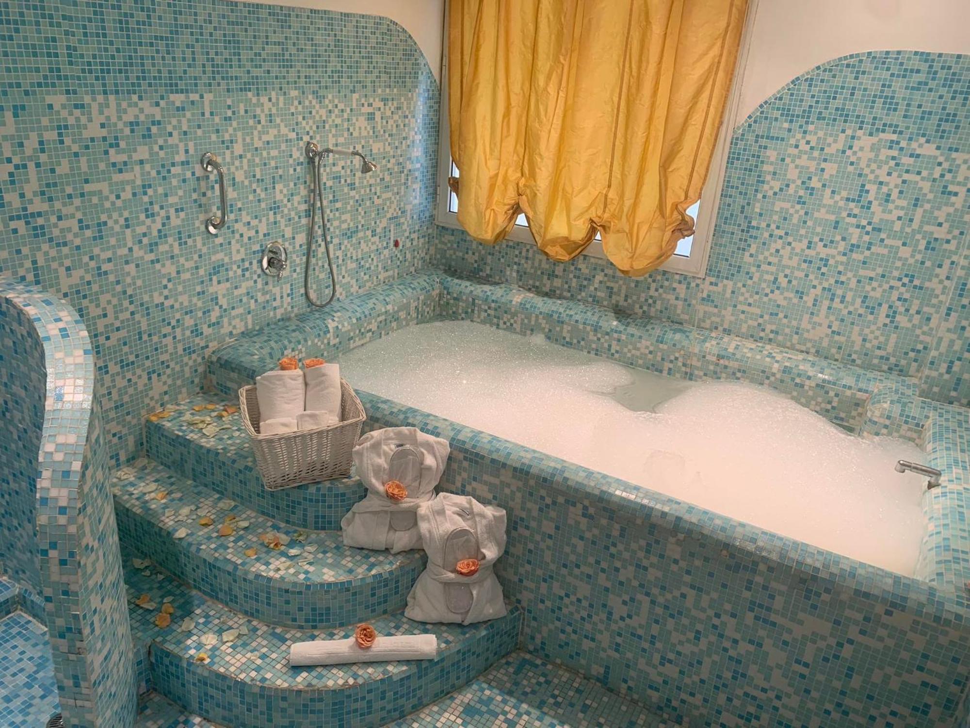 Deluxe Double Room Bath