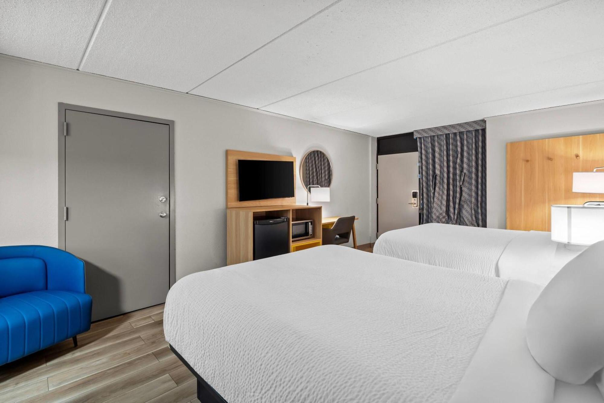 Queen Room with Two Queen Beds - Non-Smoking,1666651425:JPEG