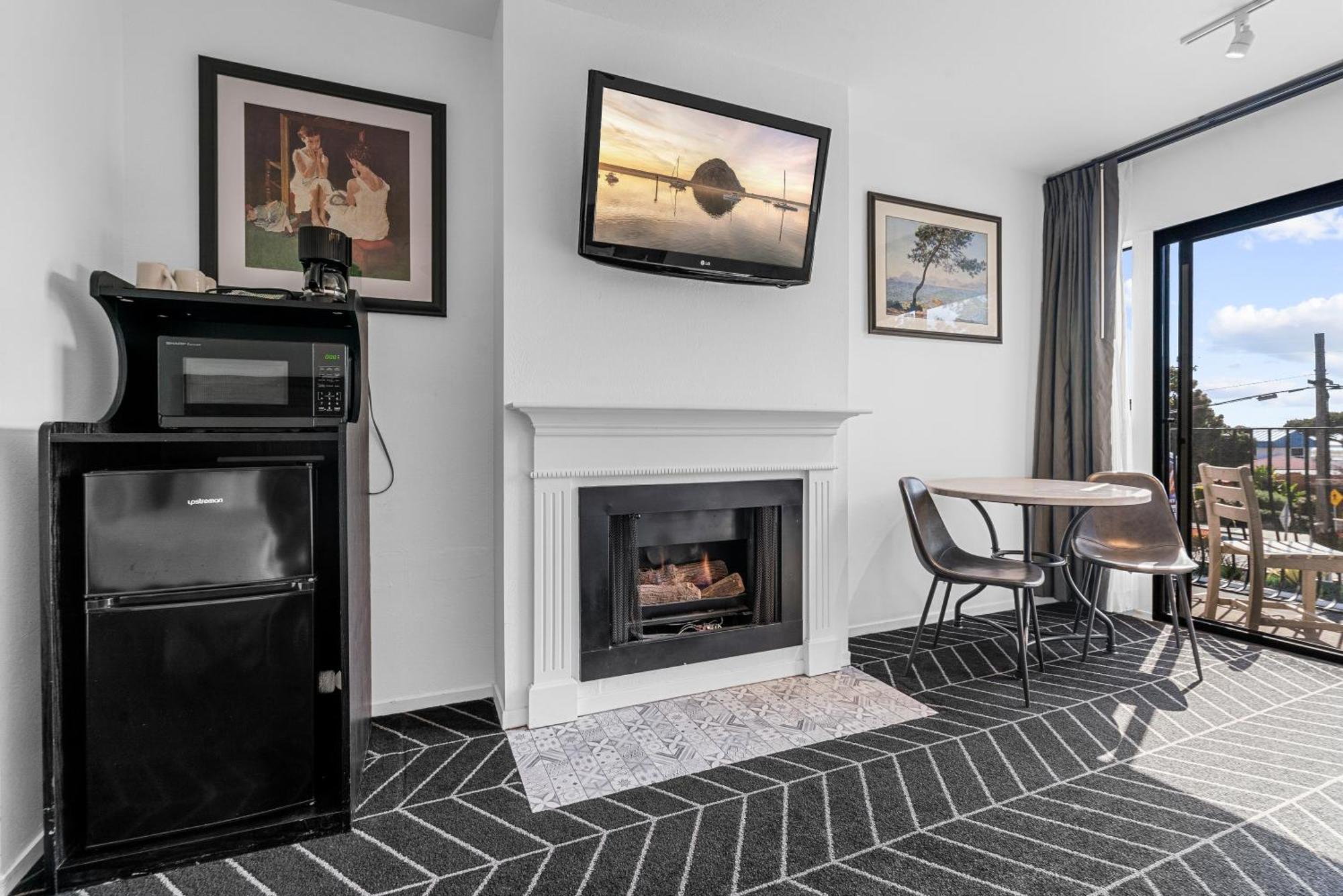 Deluxe Room 1 King Bed fireplace balcony non smoking