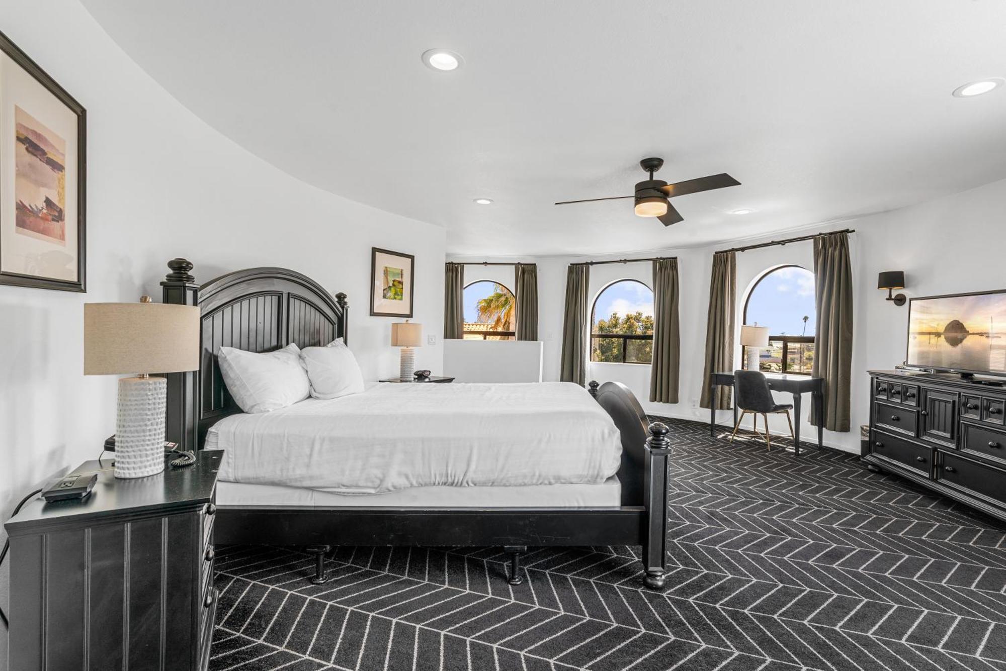 Penthouse Suite 1 King Bed Fireplace & Patio Non-Smoking
