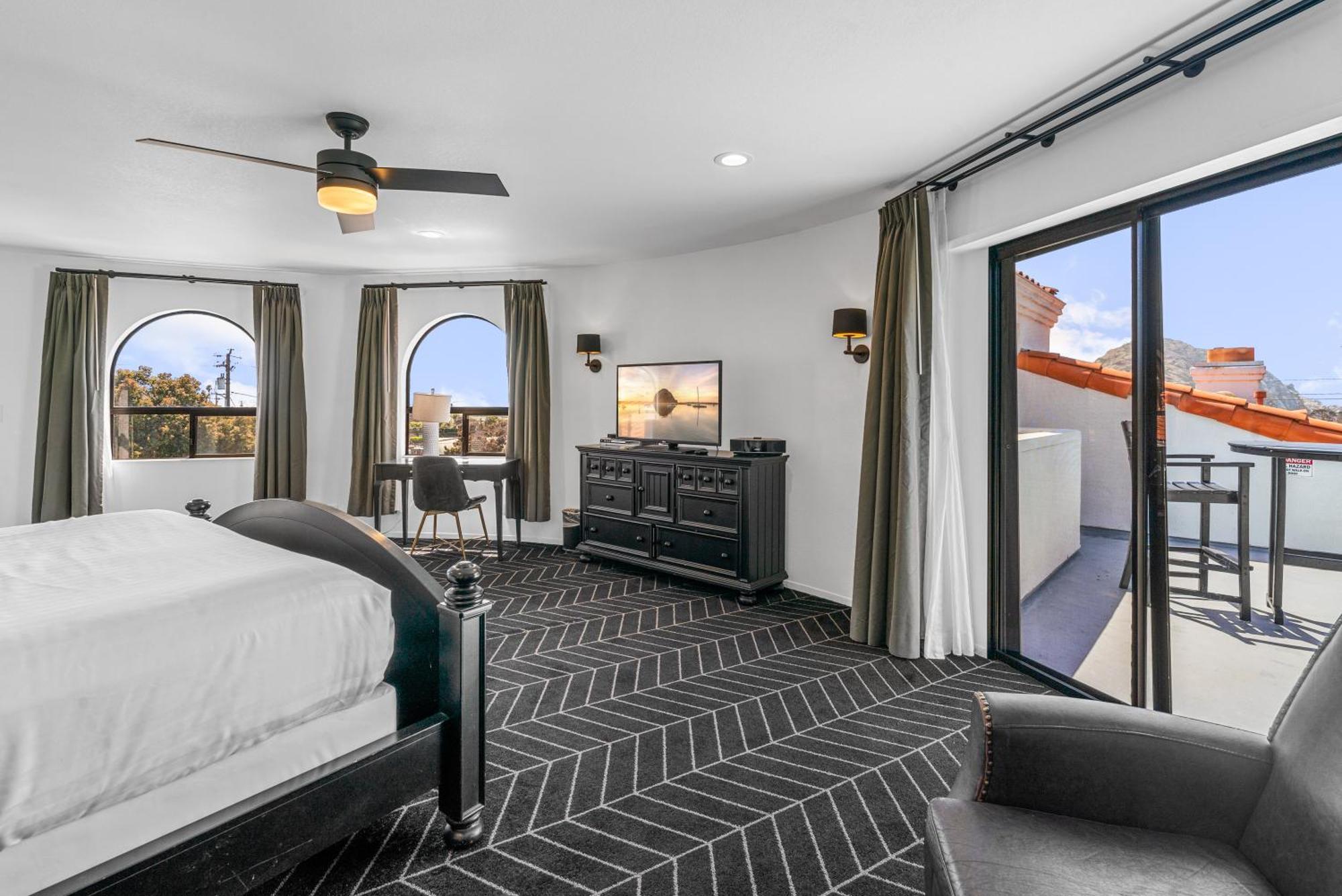Penthouse Suite 1 King Bed Fireplace & Patio Non-Smoking