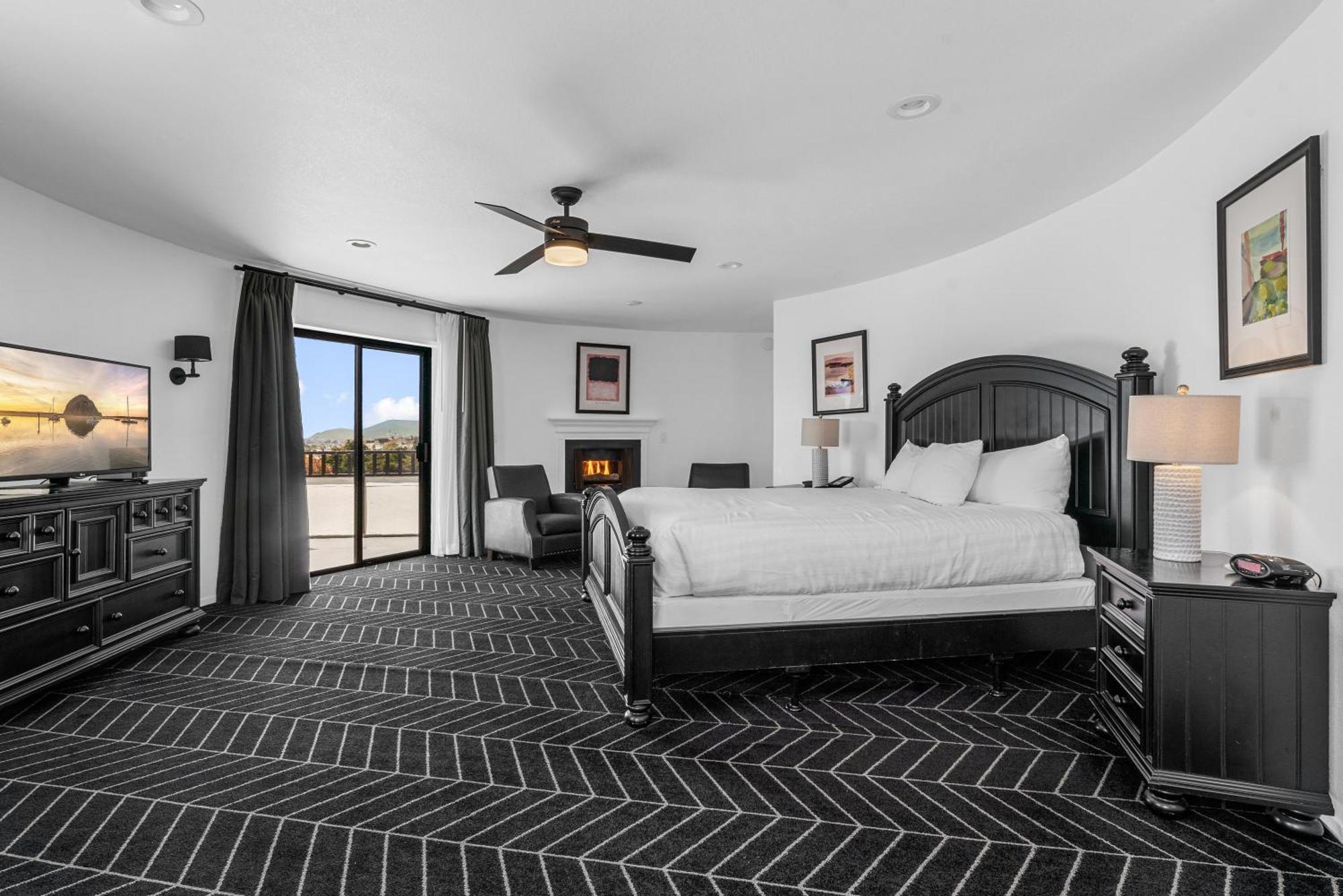 Penthouse Suite 1 King Bed Fireplace & Patio Non-Smoking