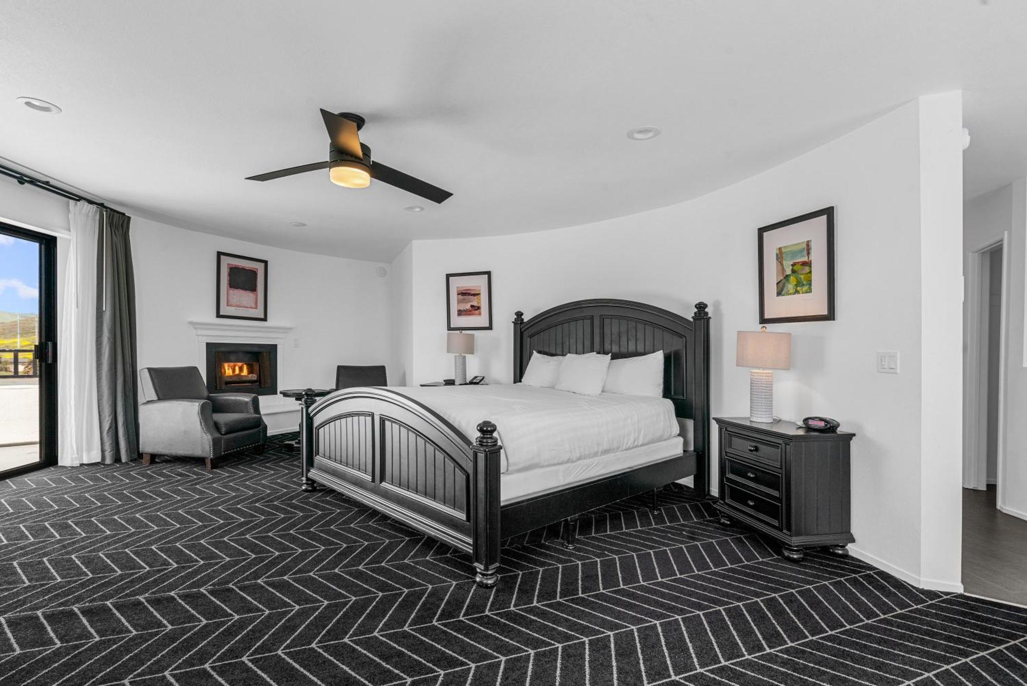 Penthouse Suite 1 King Bed Fireplace & Patio Non-Smoking