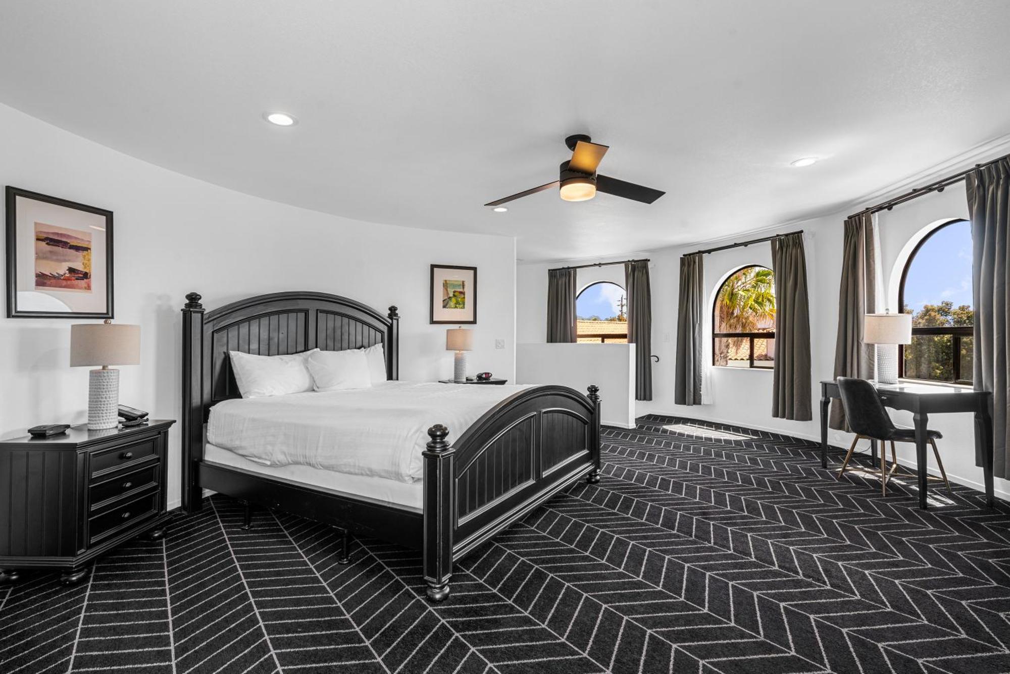 Penthouse Suite 1 King Bed Fireplace & Patio Non-Smoking