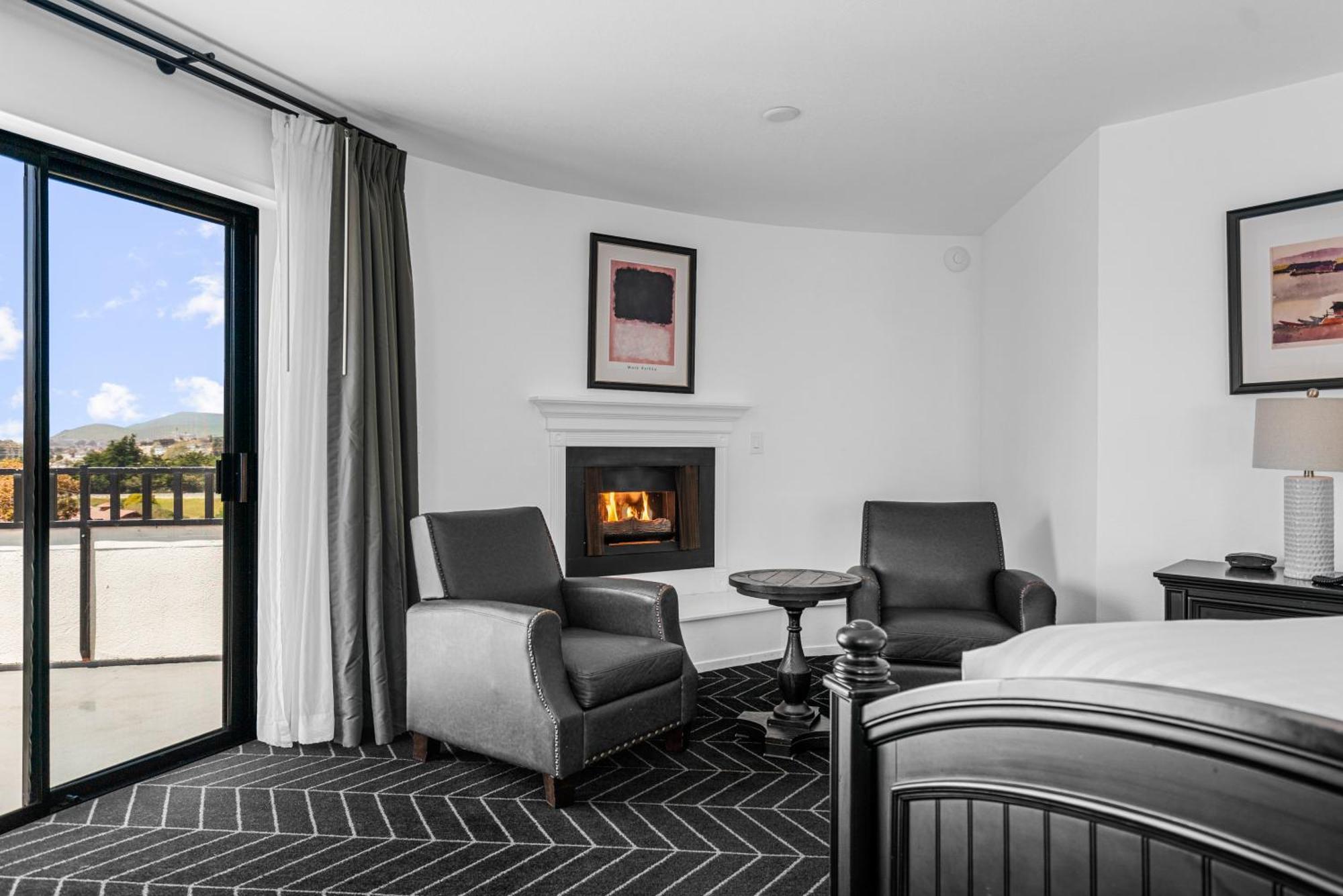 Penthouse Suite 1 King Bed Fireplace & Patio Non-Smoking