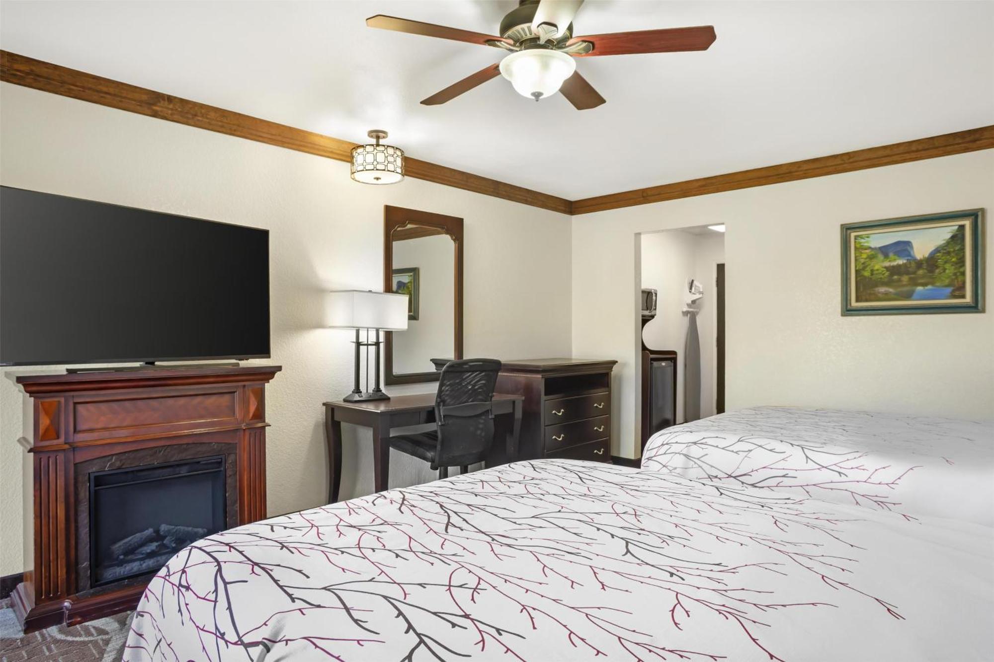 Queen Suite Two Queen Beds Bath Tub Mobility Access