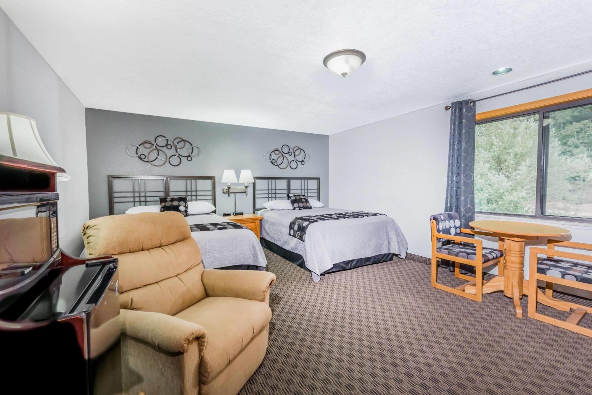 Deluxe Queen Room with Two Queen Beds - Non-Smoking
