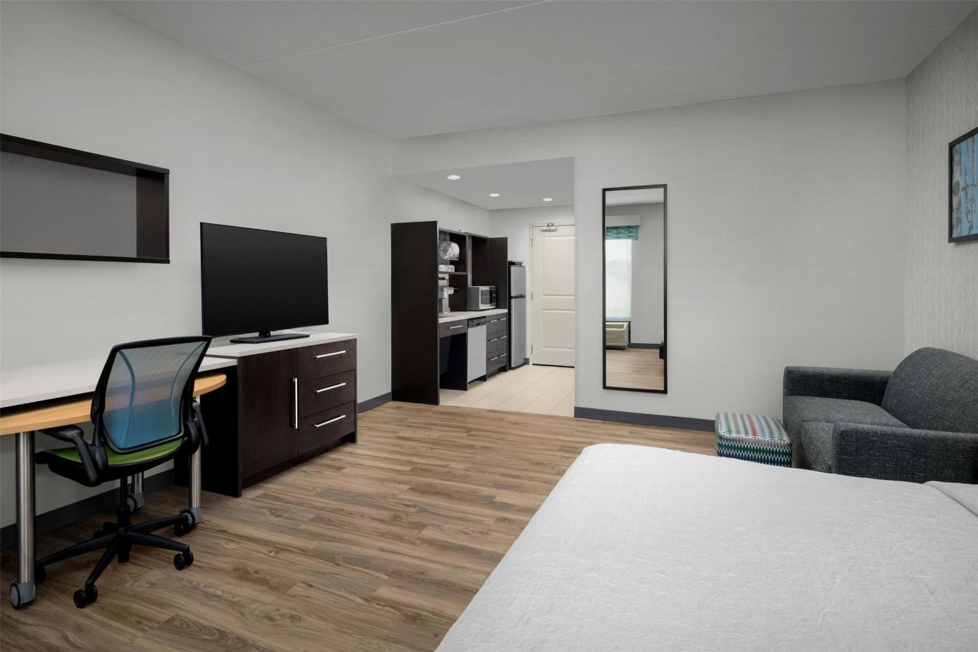 King Studio Suite Tub Mobility or Hearing Accessible