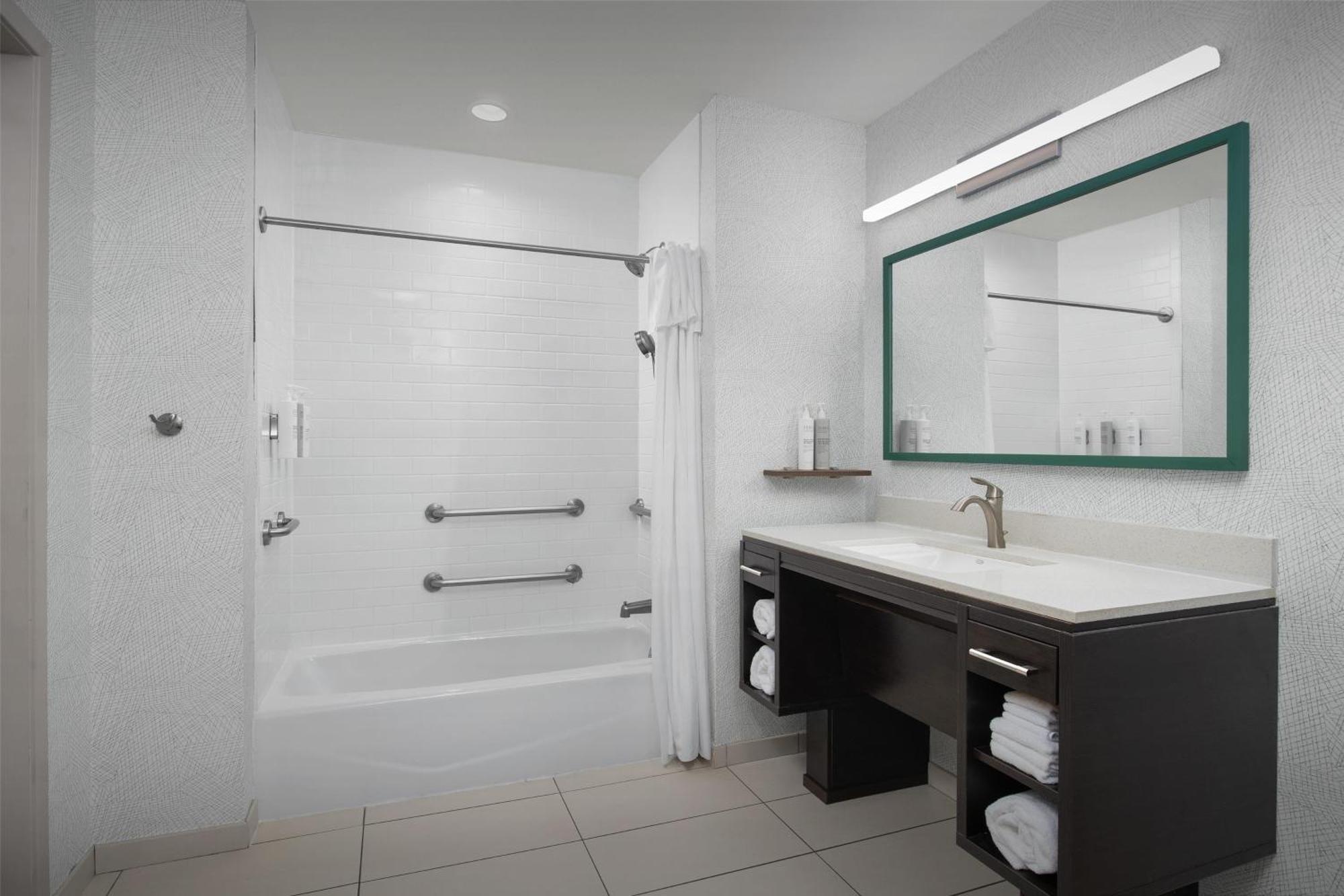 King Studio Suite Tub Mobility or Hearing Accessible
