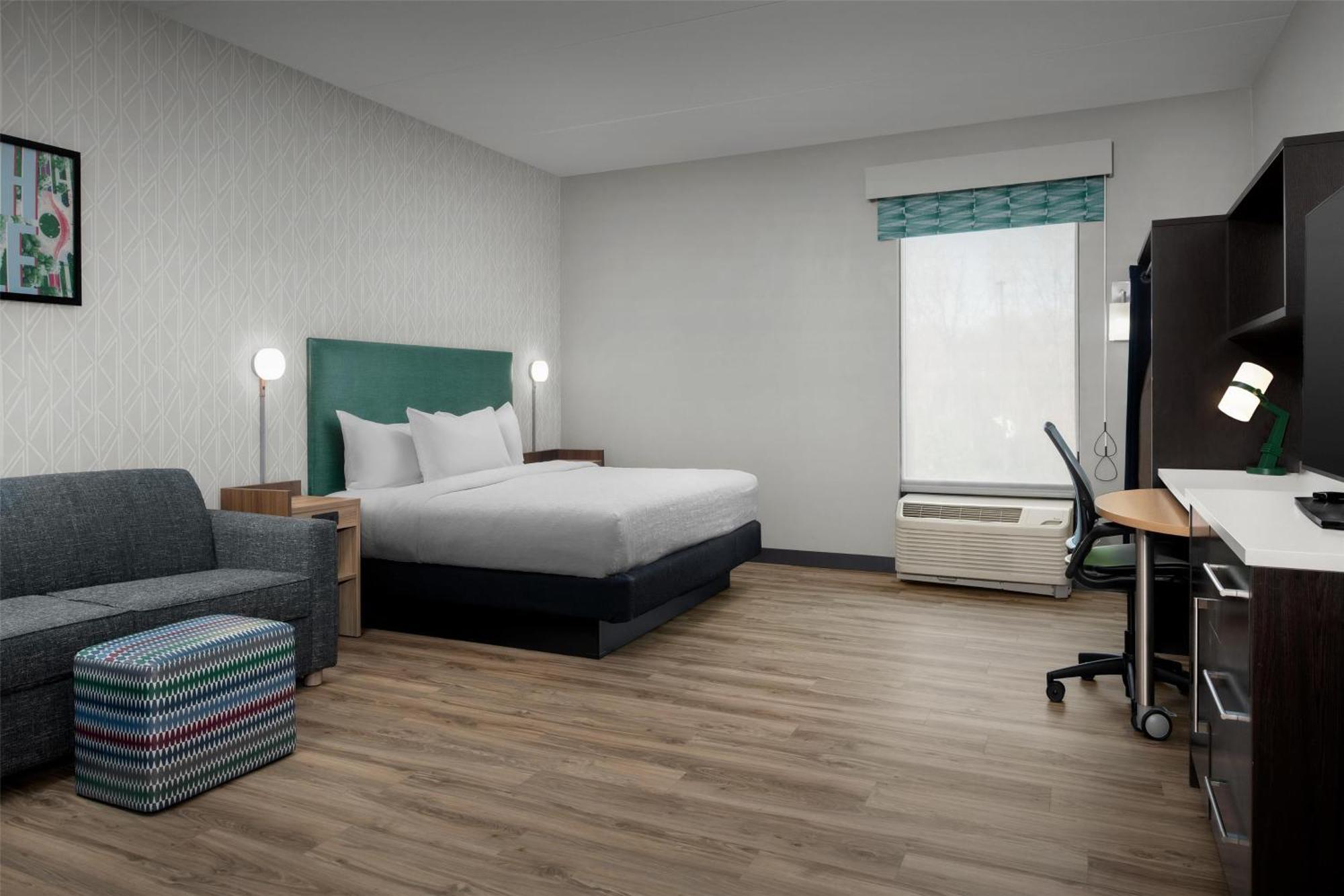 King Studio Suite Tub Mobility or Hearing Accessible