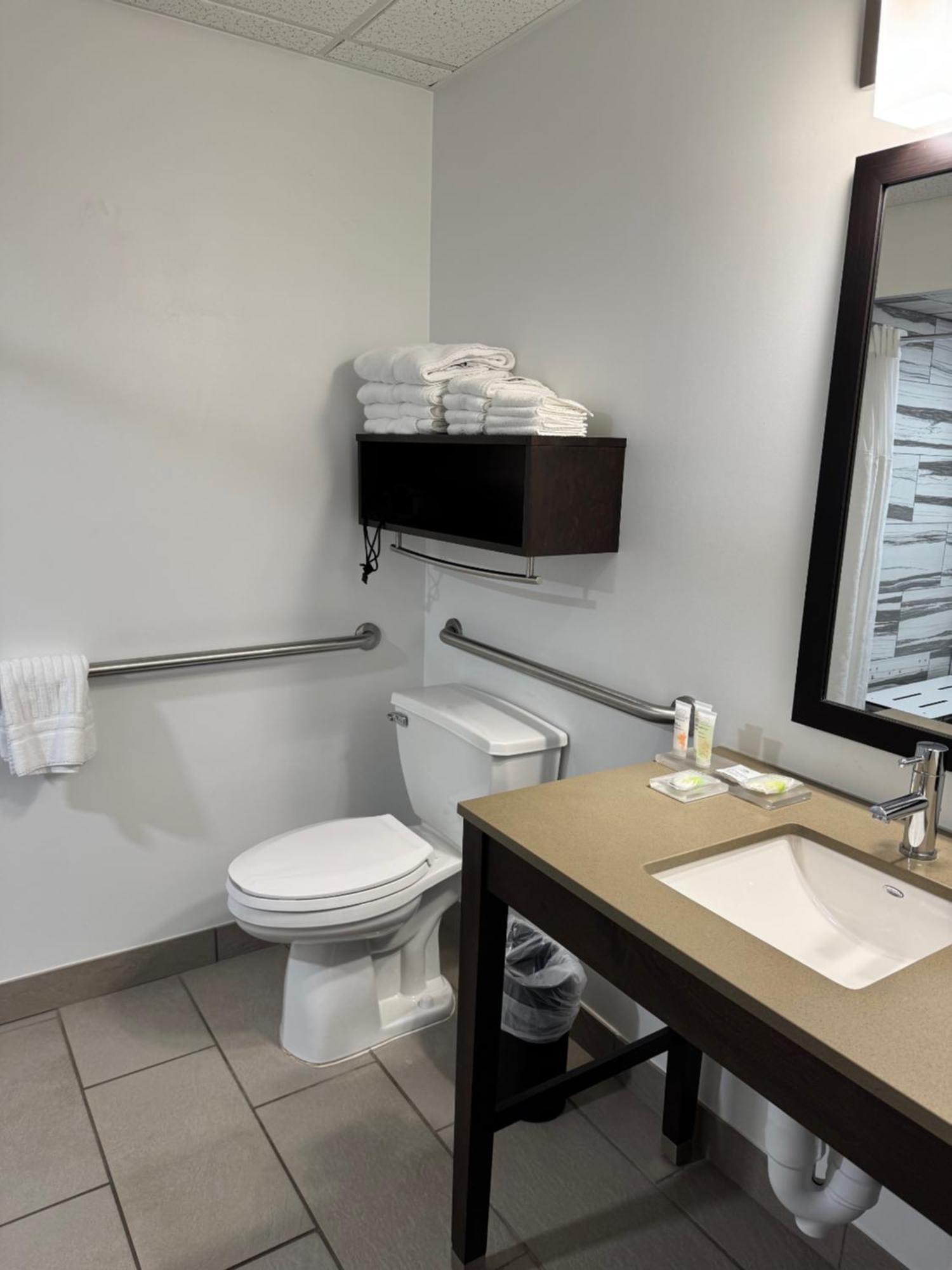 One-Bedroom Suite Two Queen Beds Sofa Bed Roll Shower Non-Smoking