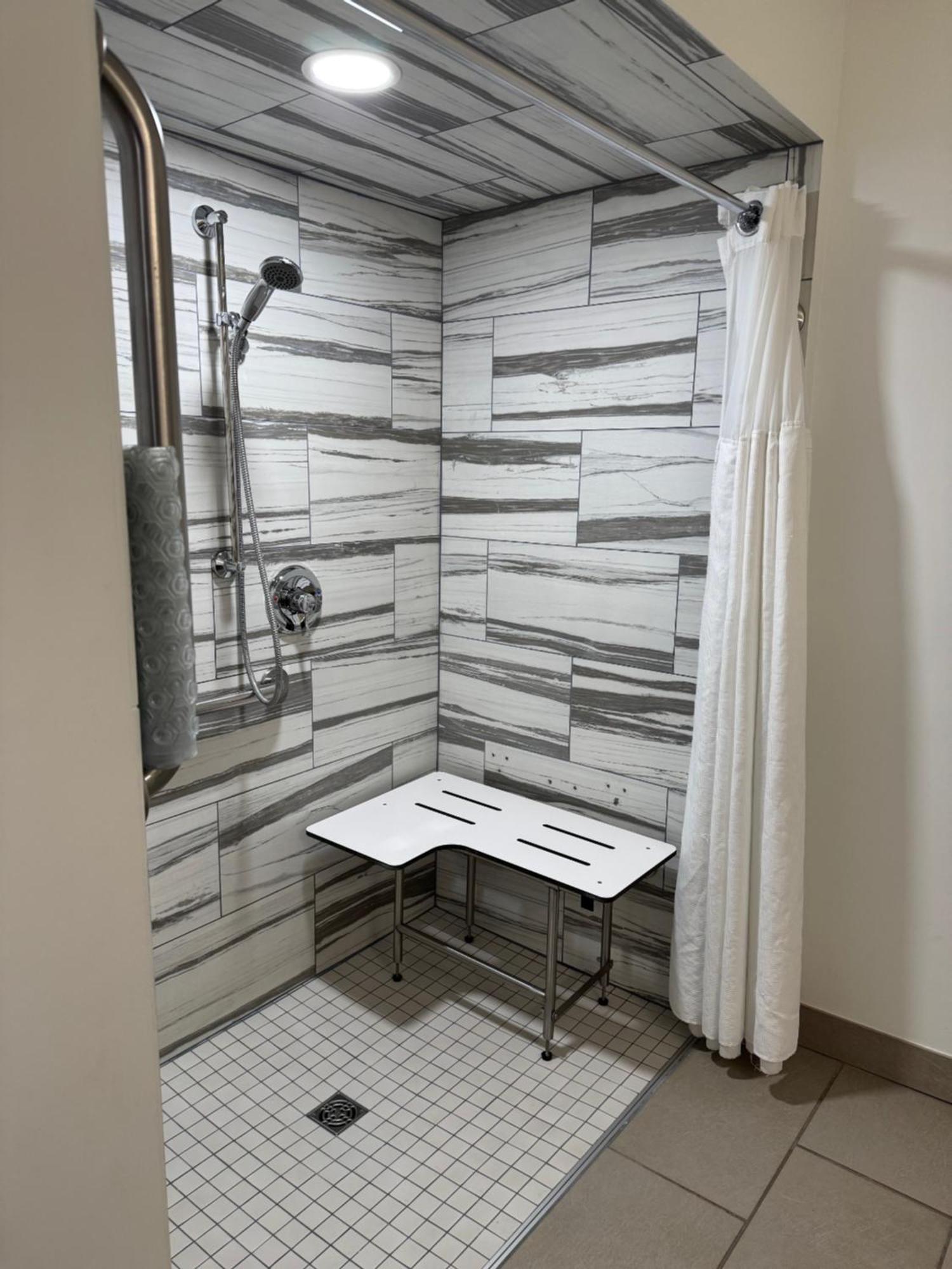 One-Bedroom Suite Two Queen Beds Sofa Bed Roll Shower Non-Smoking