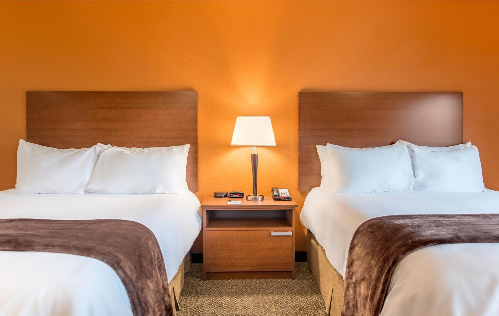 Queen Room with Two Queen Beds - Recliner - Hearing Accessible