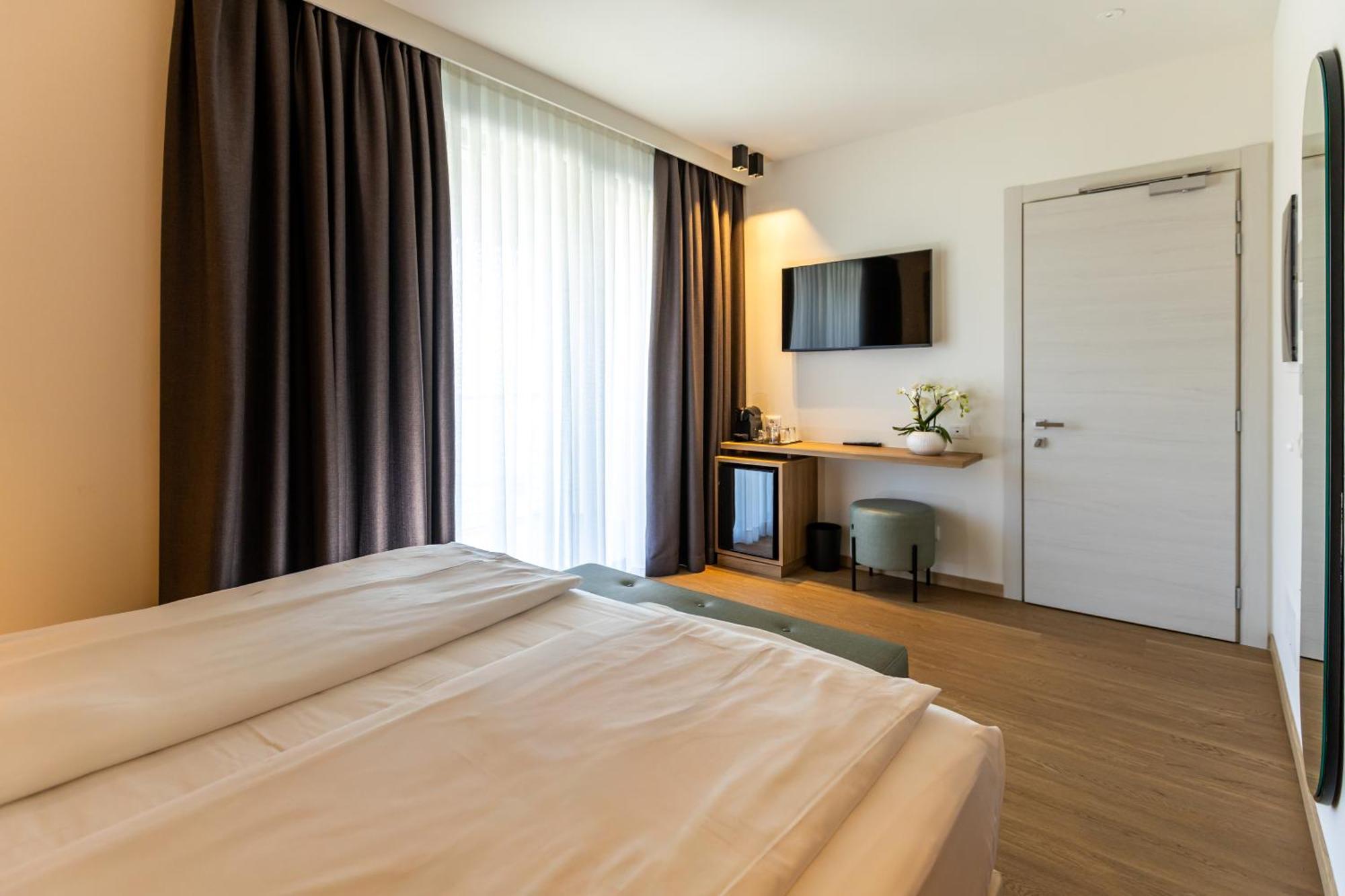 Classic Double Room Side Lake View