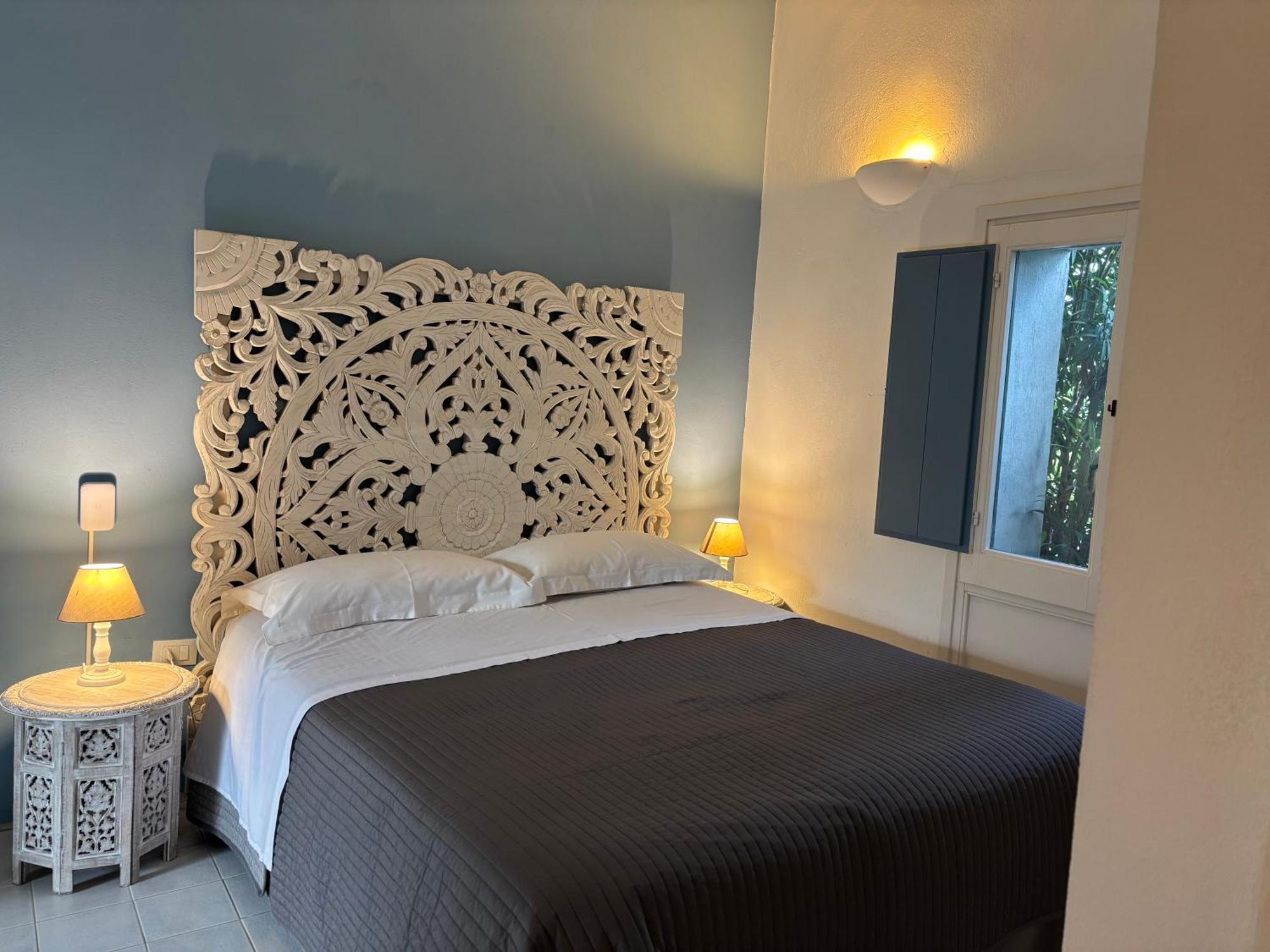 Deluxe One-Bedroom Apartment