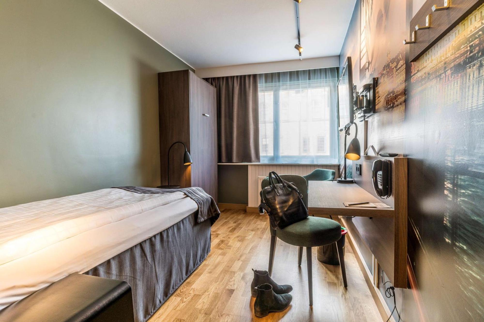 Standard Pullout Room