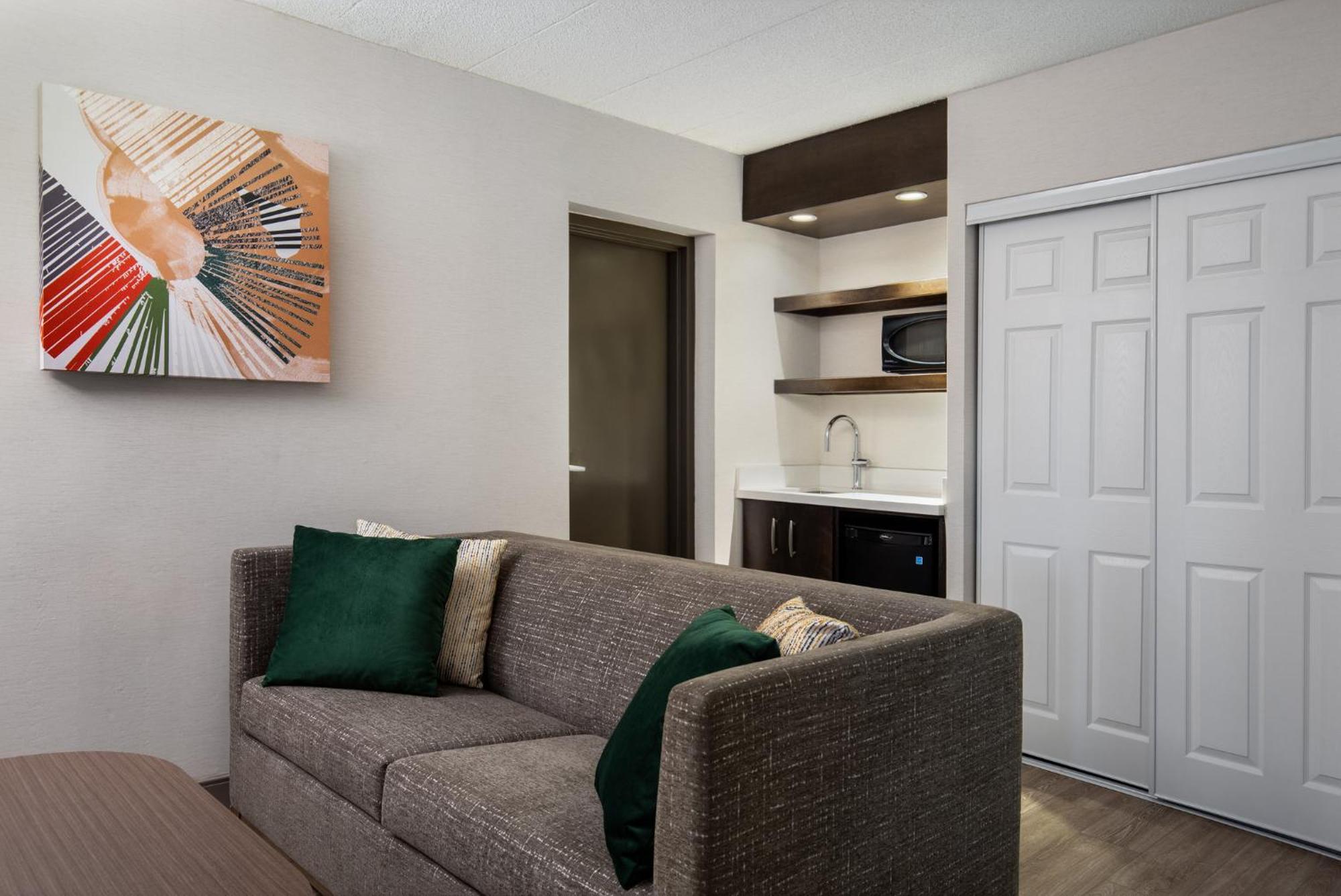 One-Bedroom Queen Suite Two Queen Beds Sofa Bed
