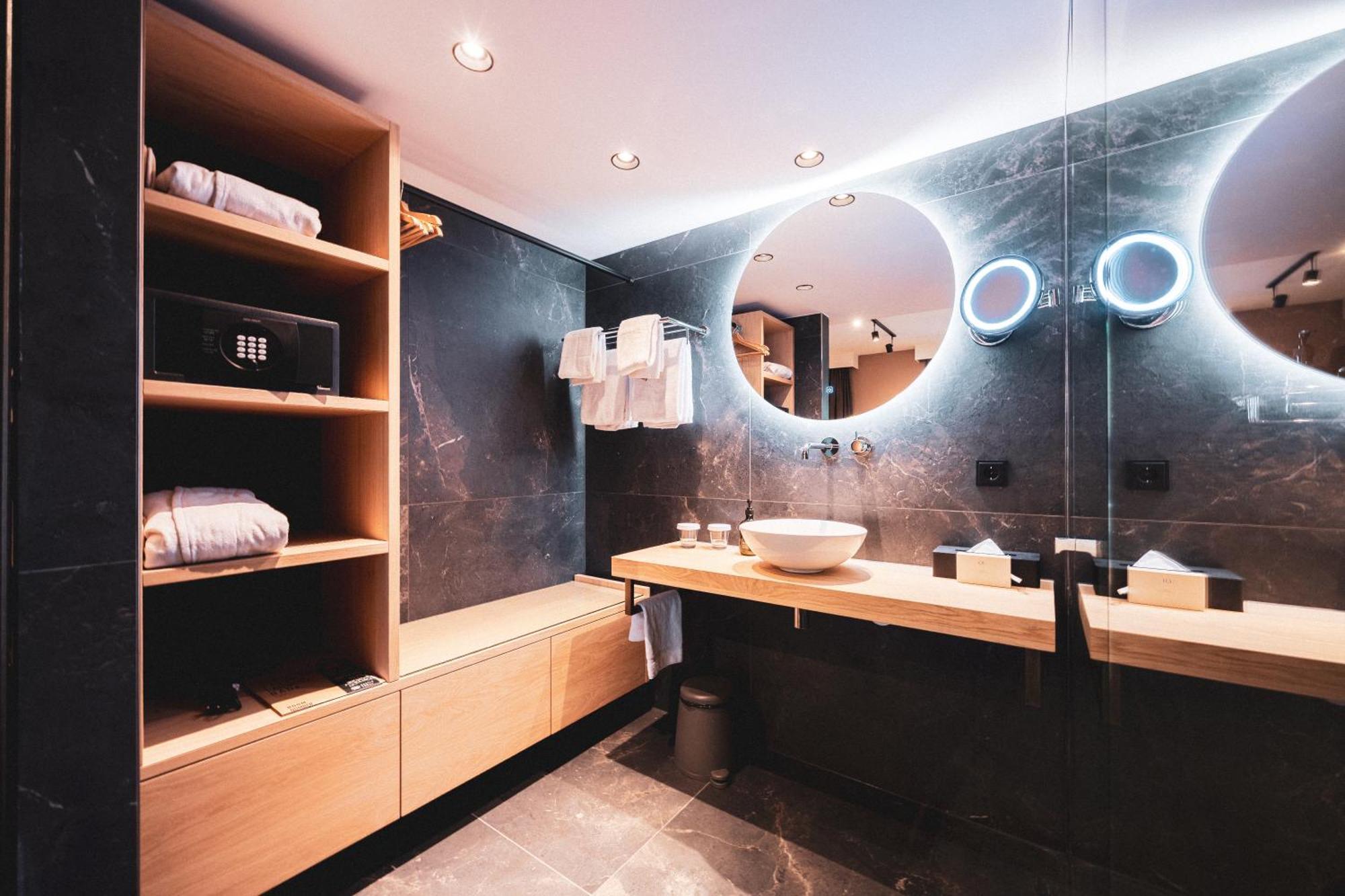 Deluxe Double Room Shower