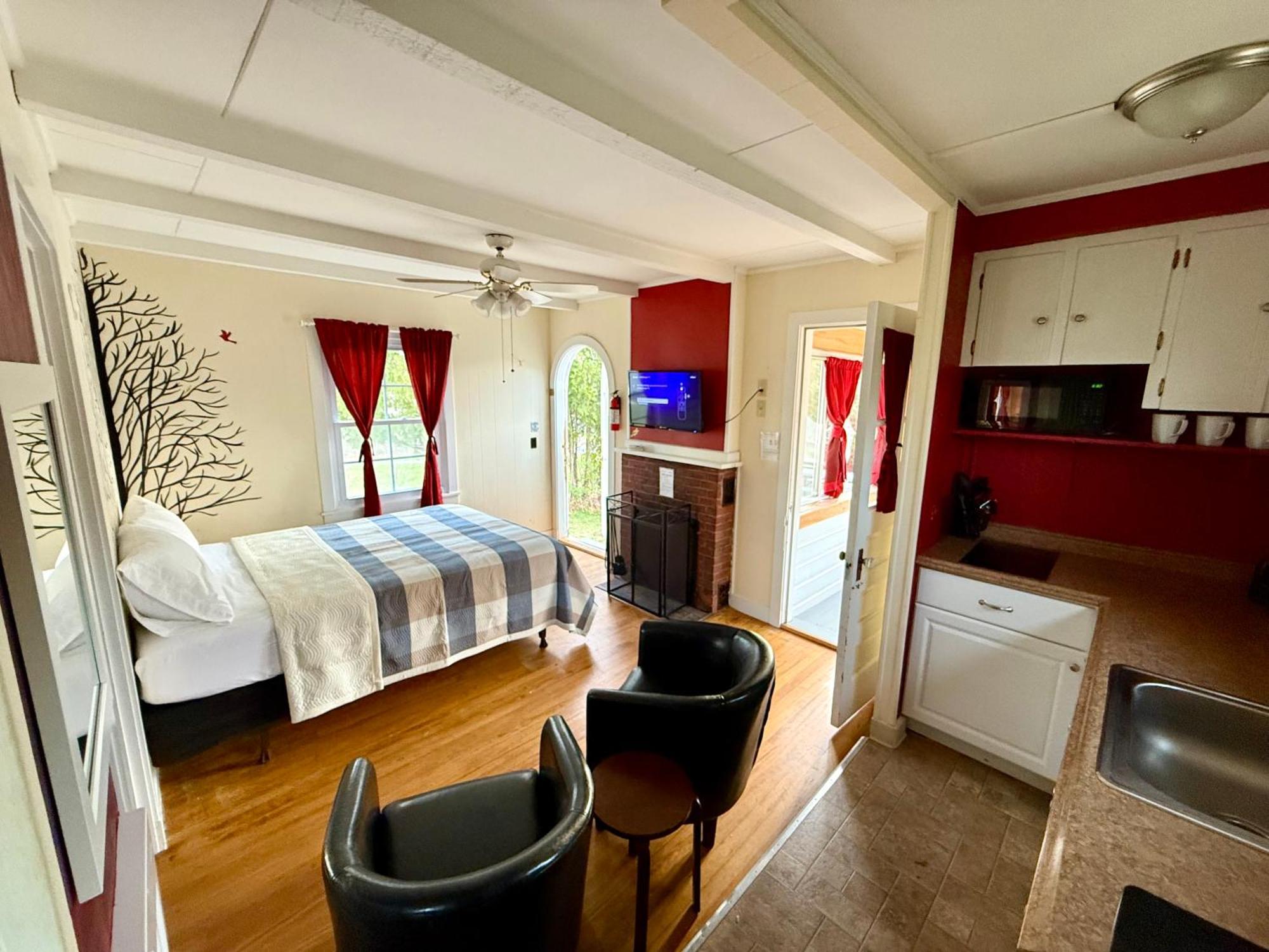 1 bedroom Cottage 1 Q or 2T