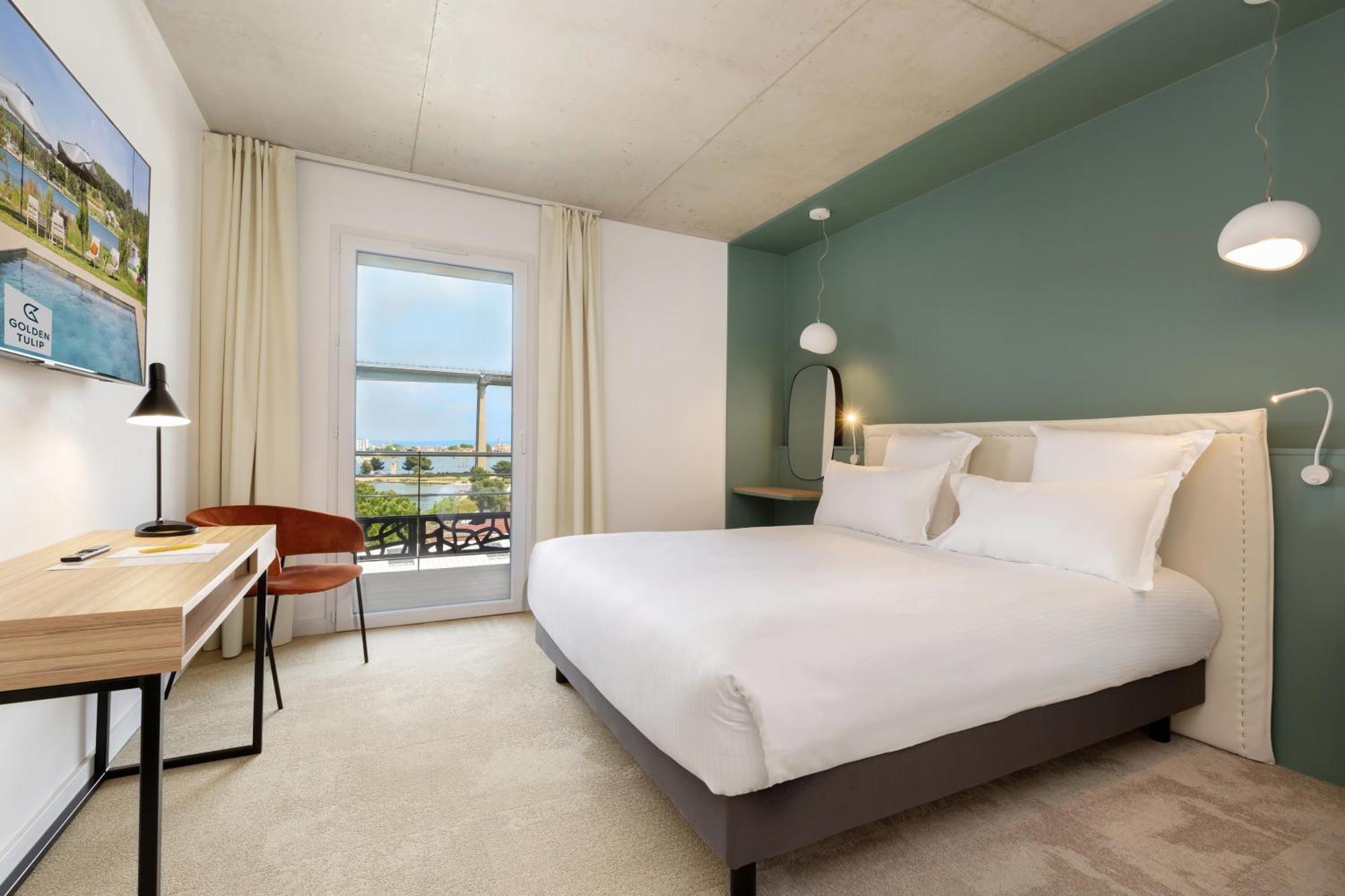 Superior Room 1 Queen Bed