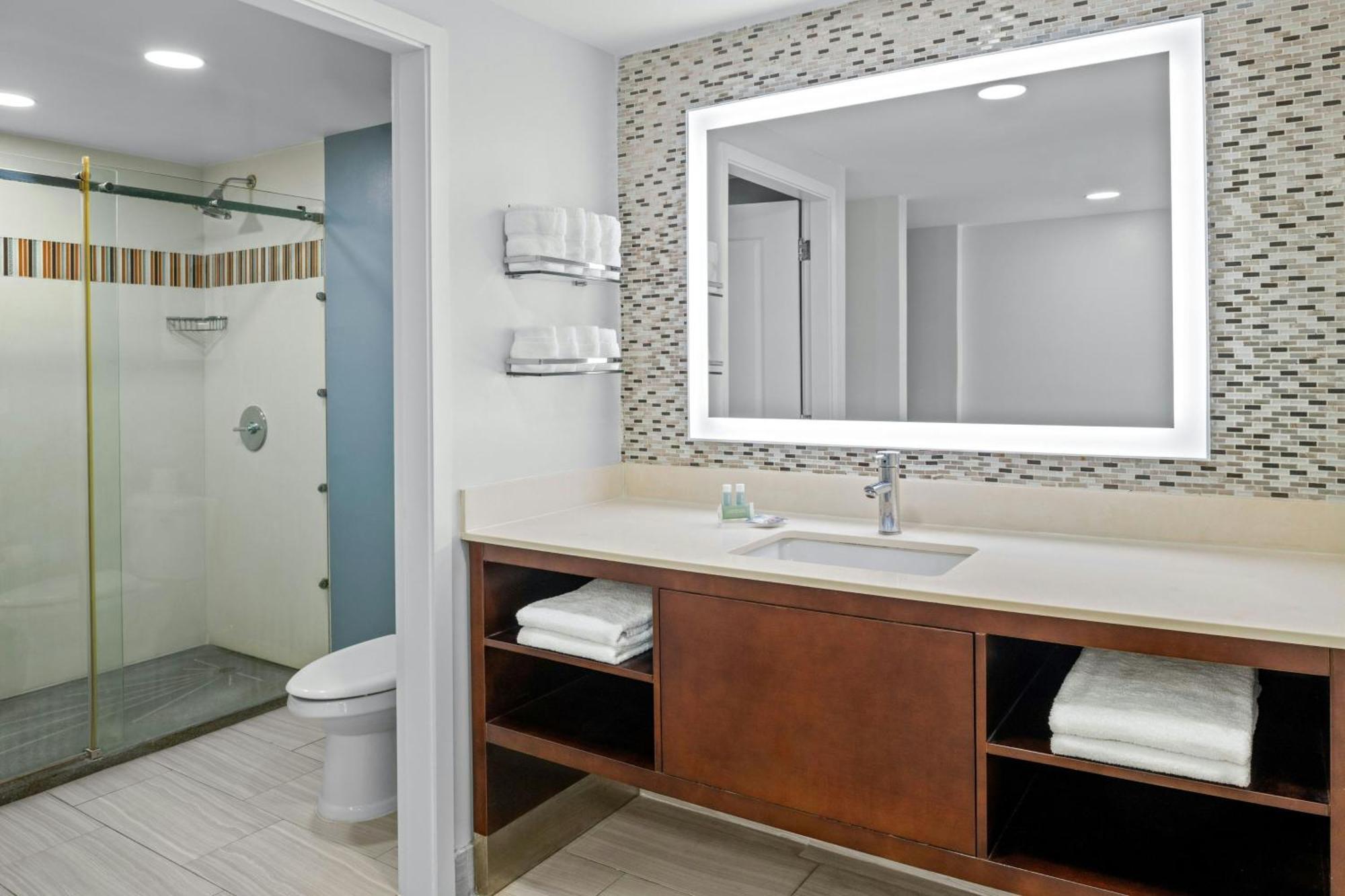 One-Bedroom Queen Suite Spa Bath Oceanfront
