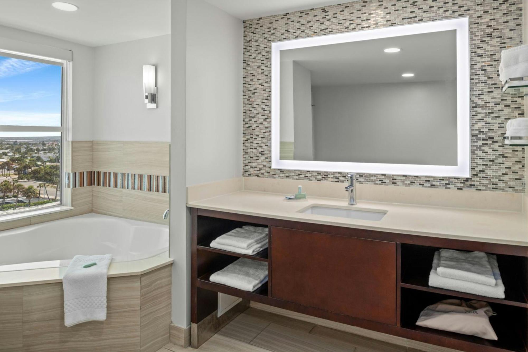 One-Bedroom King Suite Spa Bath Oceanfront