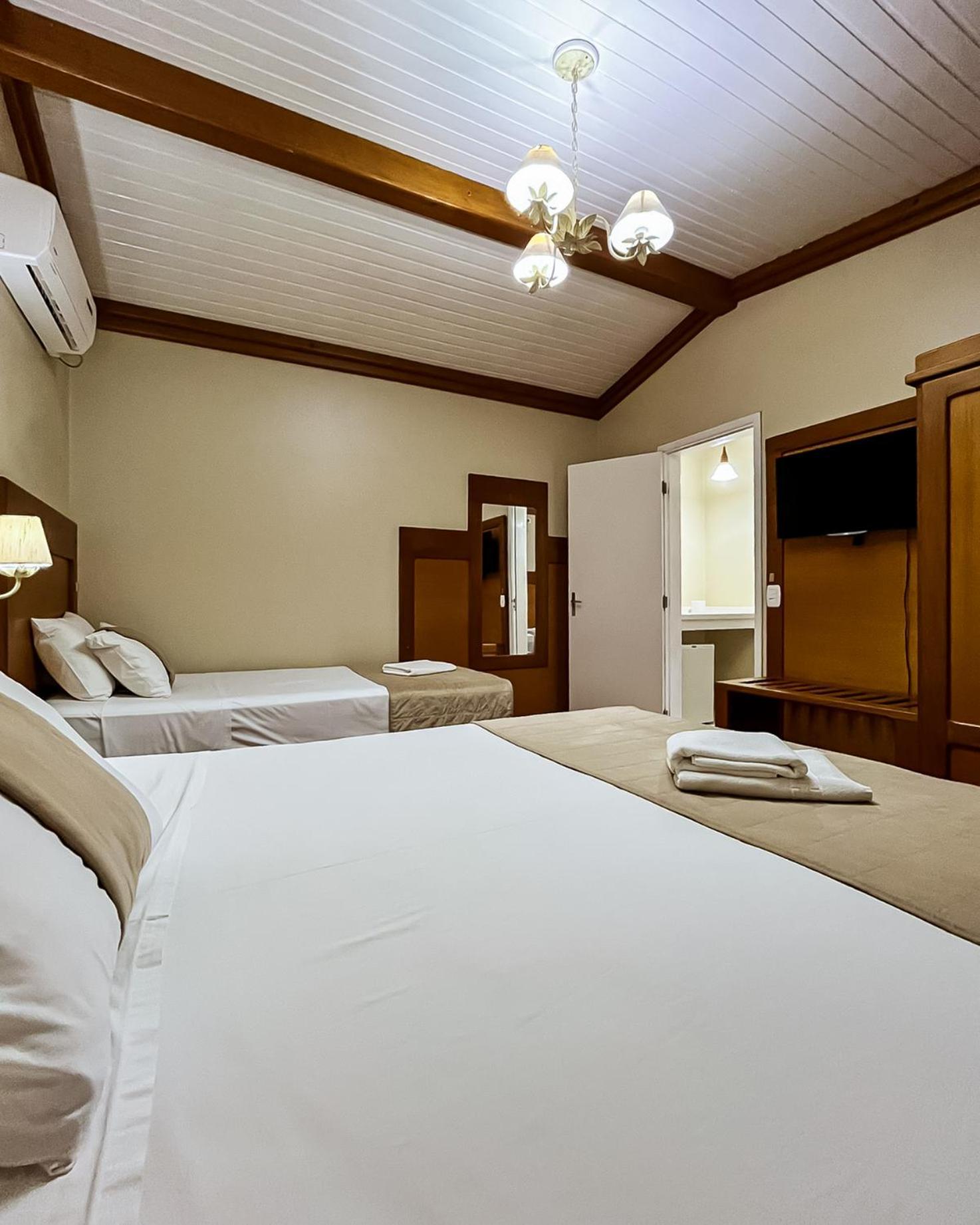 Quintuple Room
