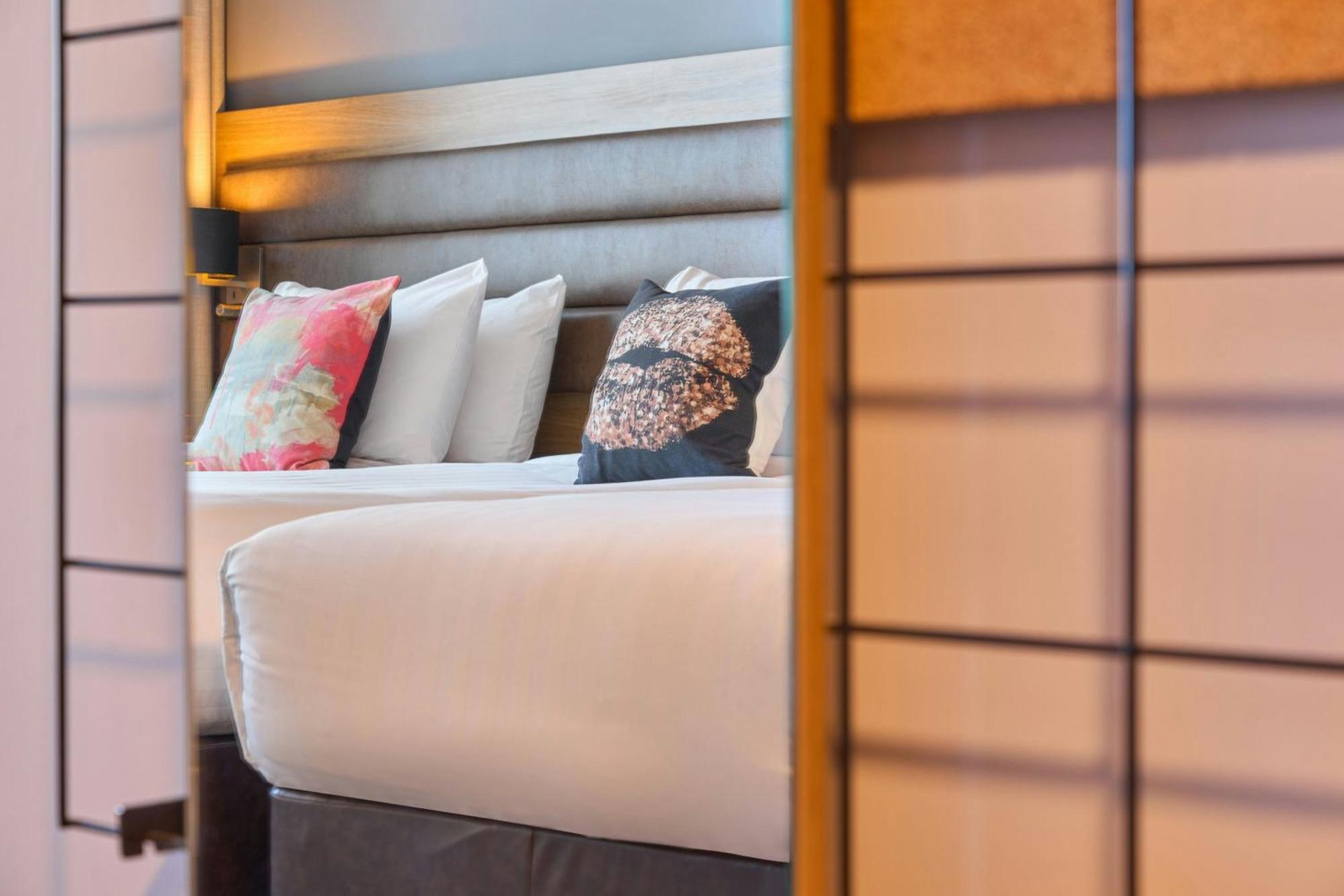 Moxy Sleeper Triple Guest room 3 Twin or Single Beds