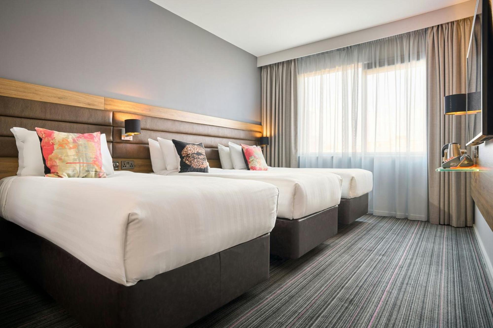 Moxy Sleeper Triple Guest room 3 Twin or Single Beds