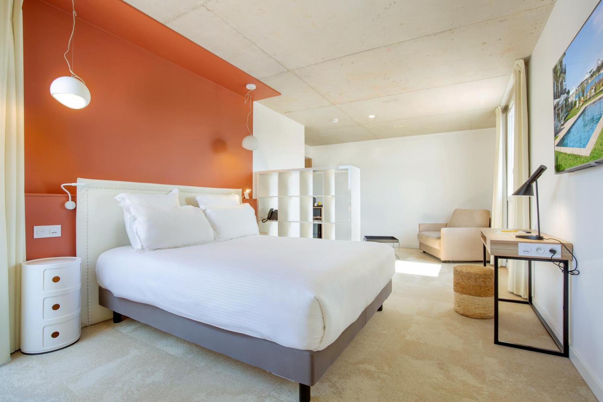 Junior Suite 1 Queen 1 Sofa Bed