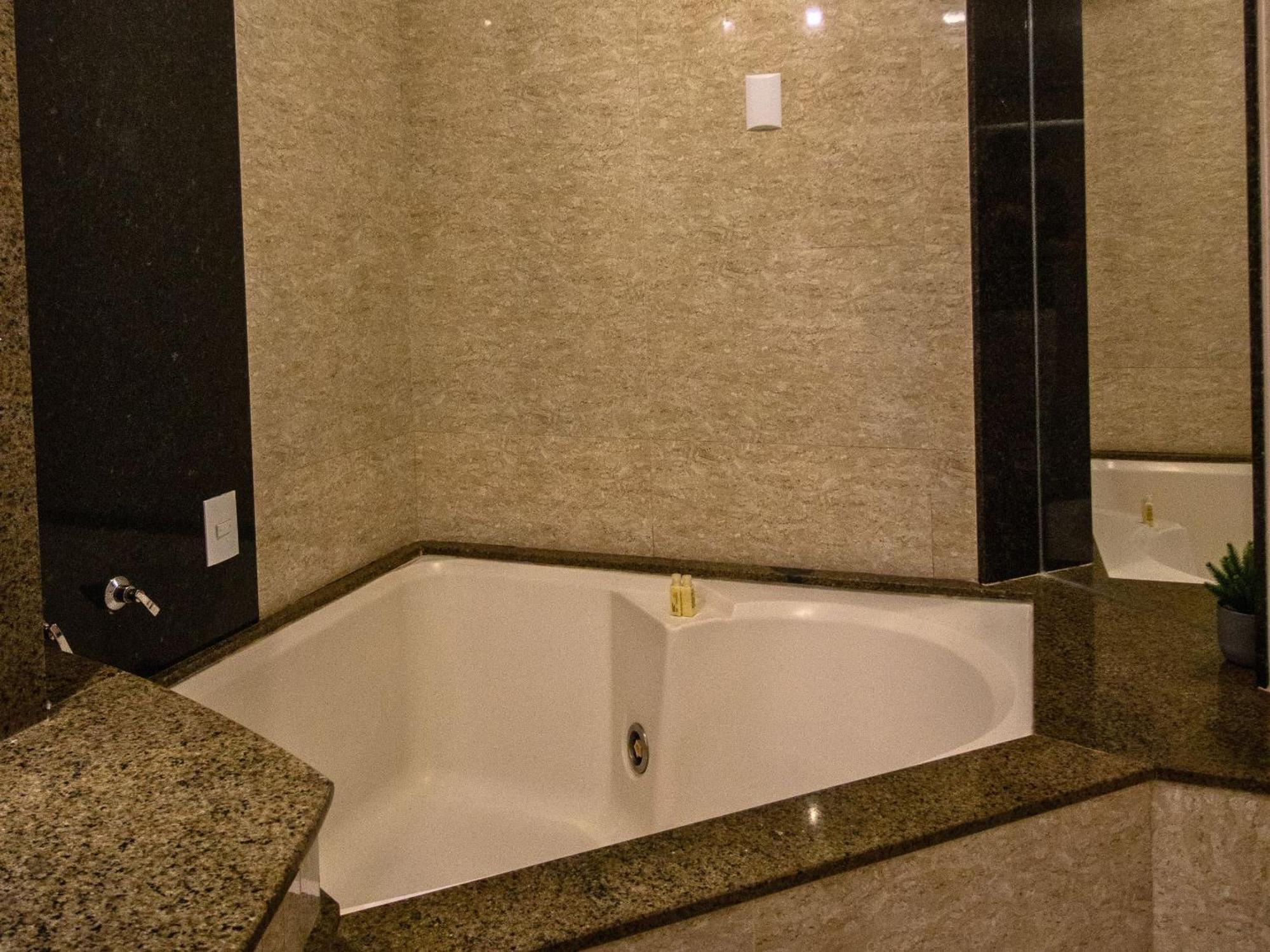 Executive Suite Spa Bath