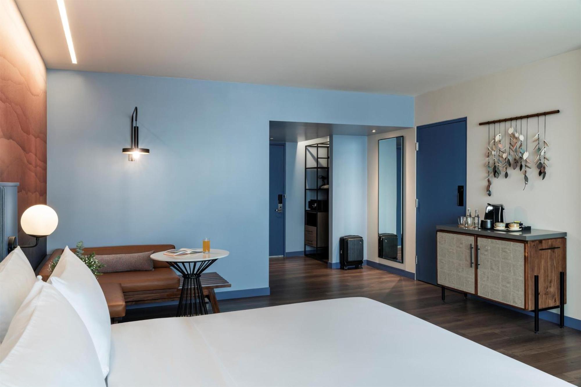 Chambre Lit King-Size avec Douche Accessible en Fauteuil Roulant - Adaptée aux Personnes à Mobilité Réduite