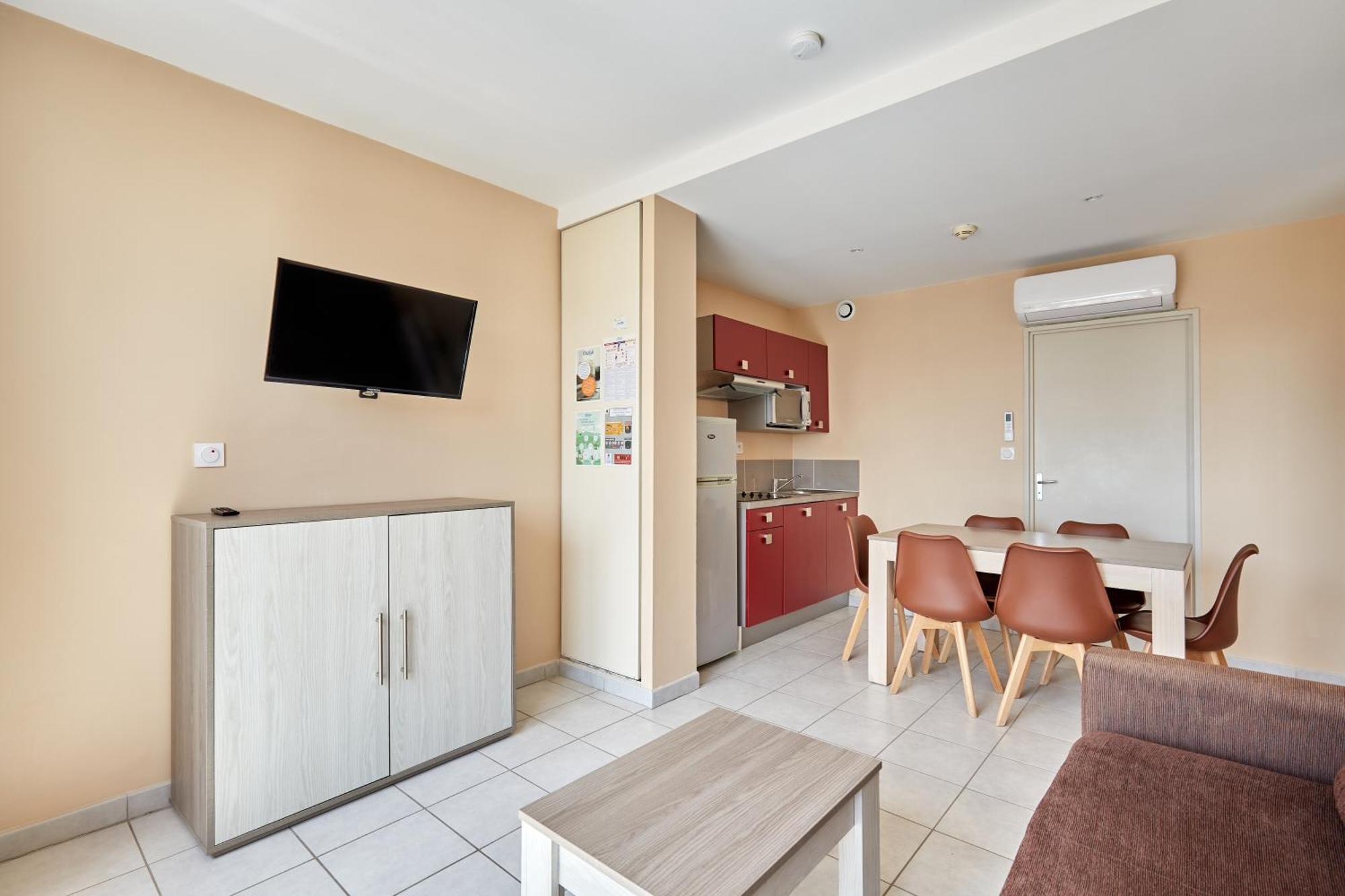 Two-Bedroom Apartment Pool Side