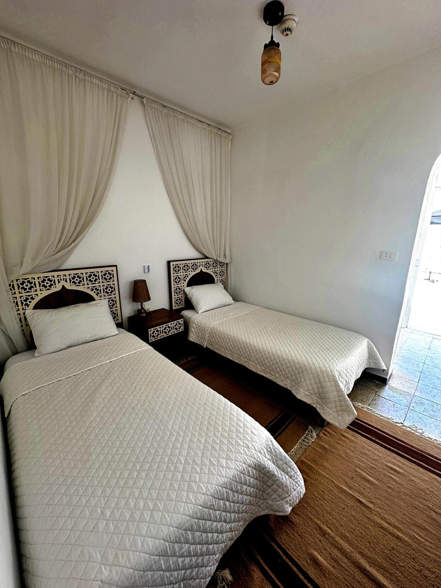 Chambre Double ou Lits Jumeaux avec Salle de Bains Privative