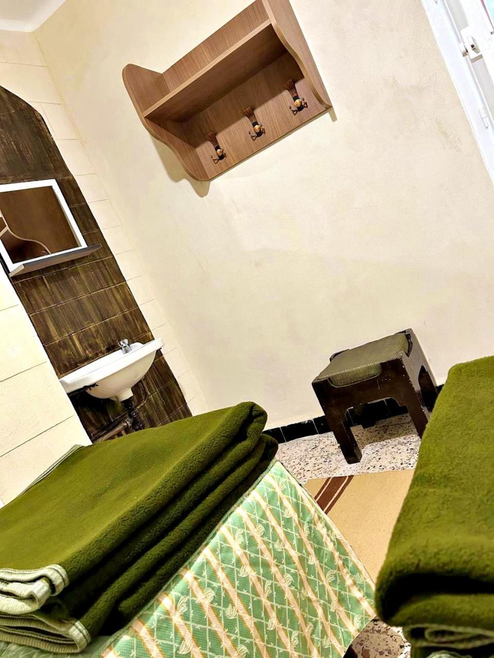 Chambre Double ou Lits Jumeaux avec Salle de Bains Commune
