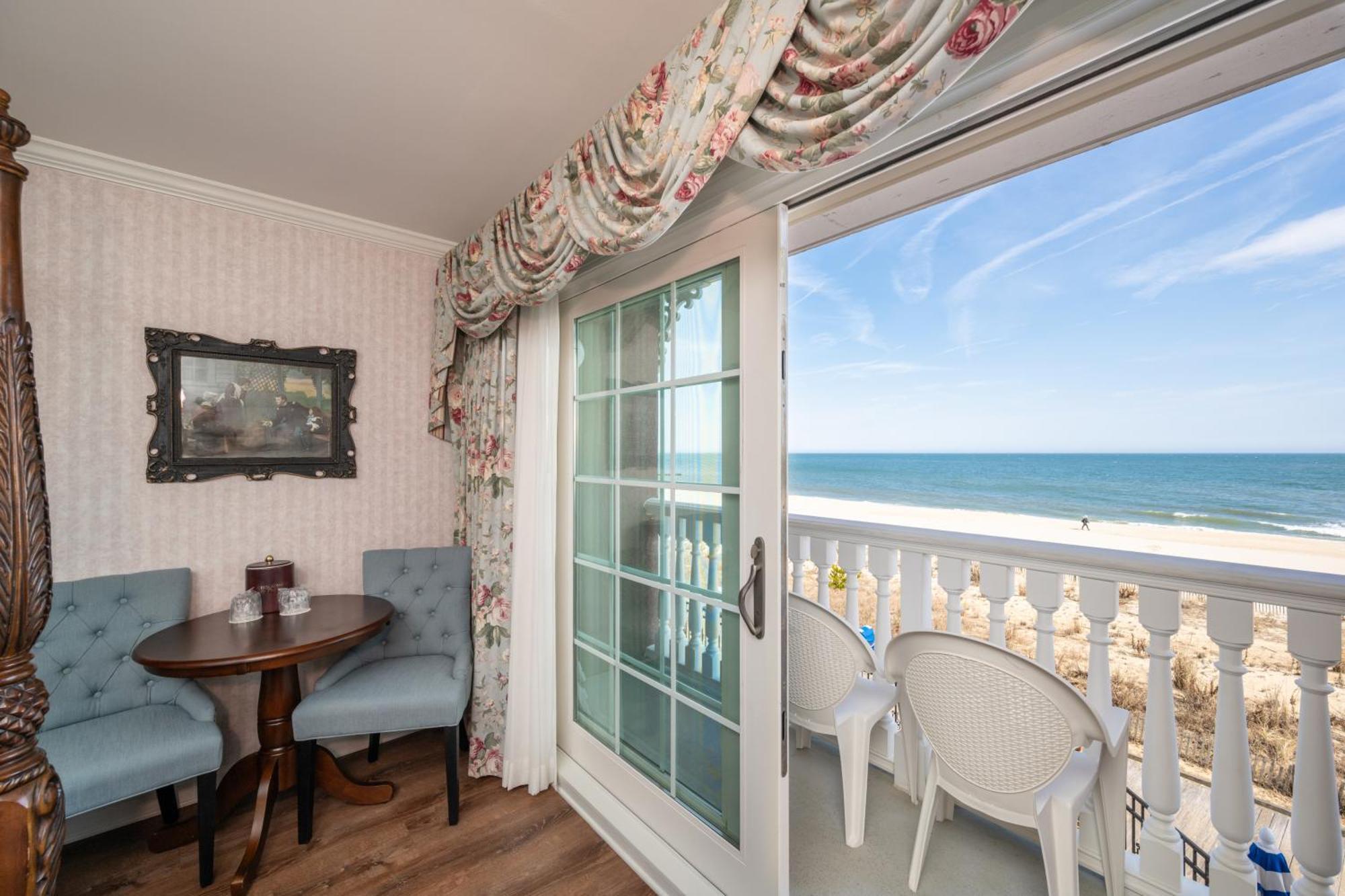 Deluxe Ocean Front with Queen Bed