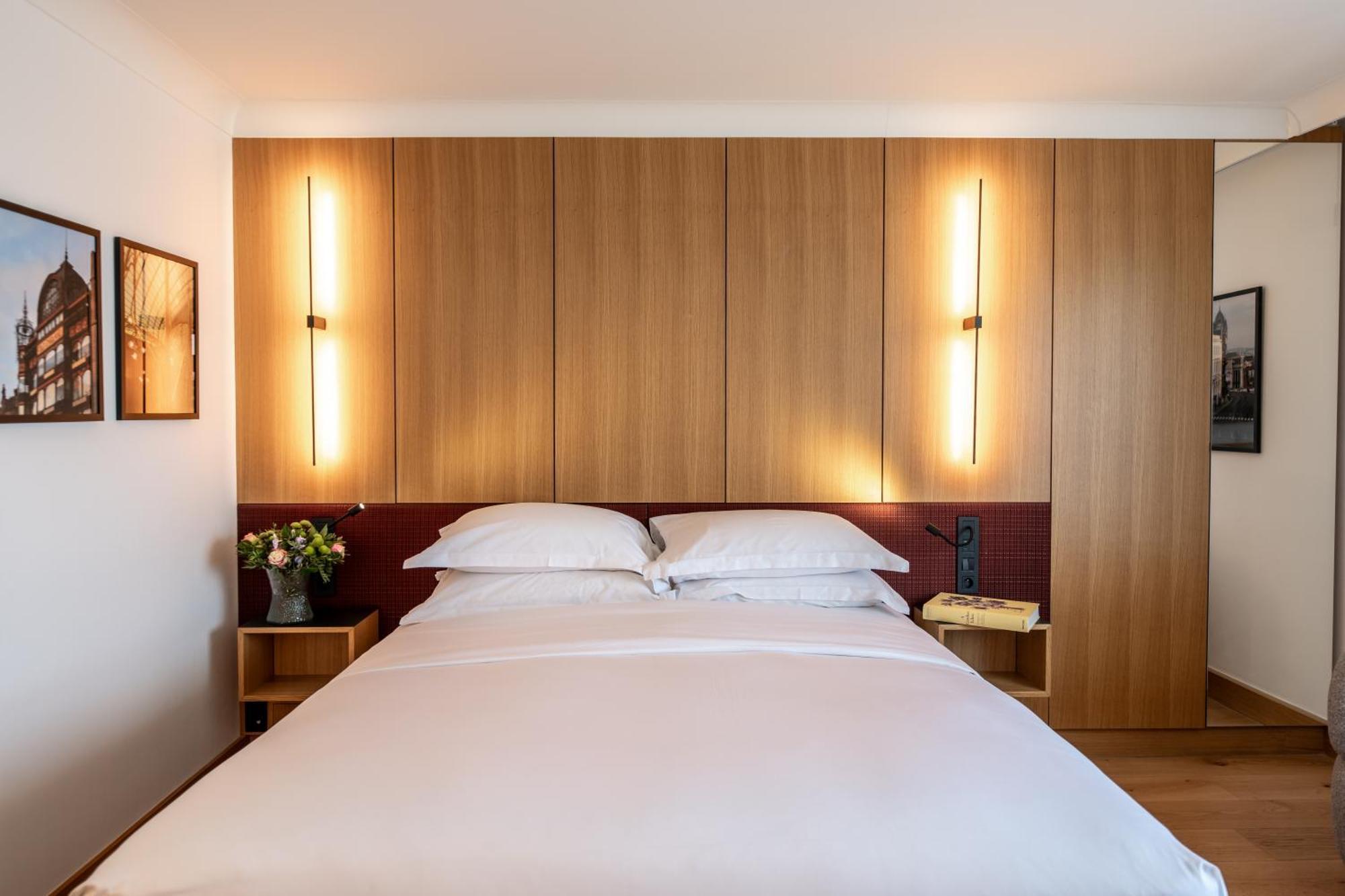 Superior King Room City View