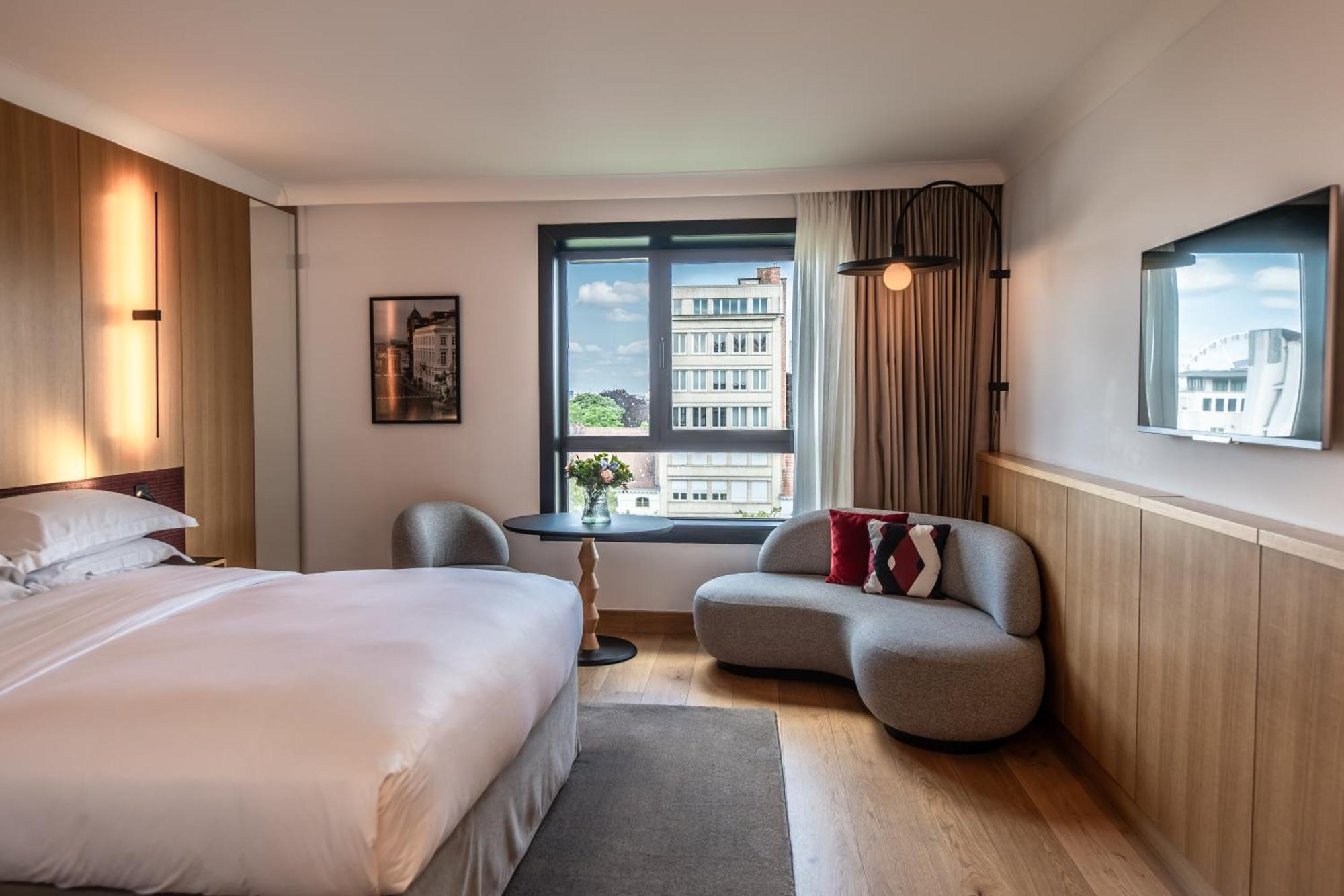 Superior King Room City View