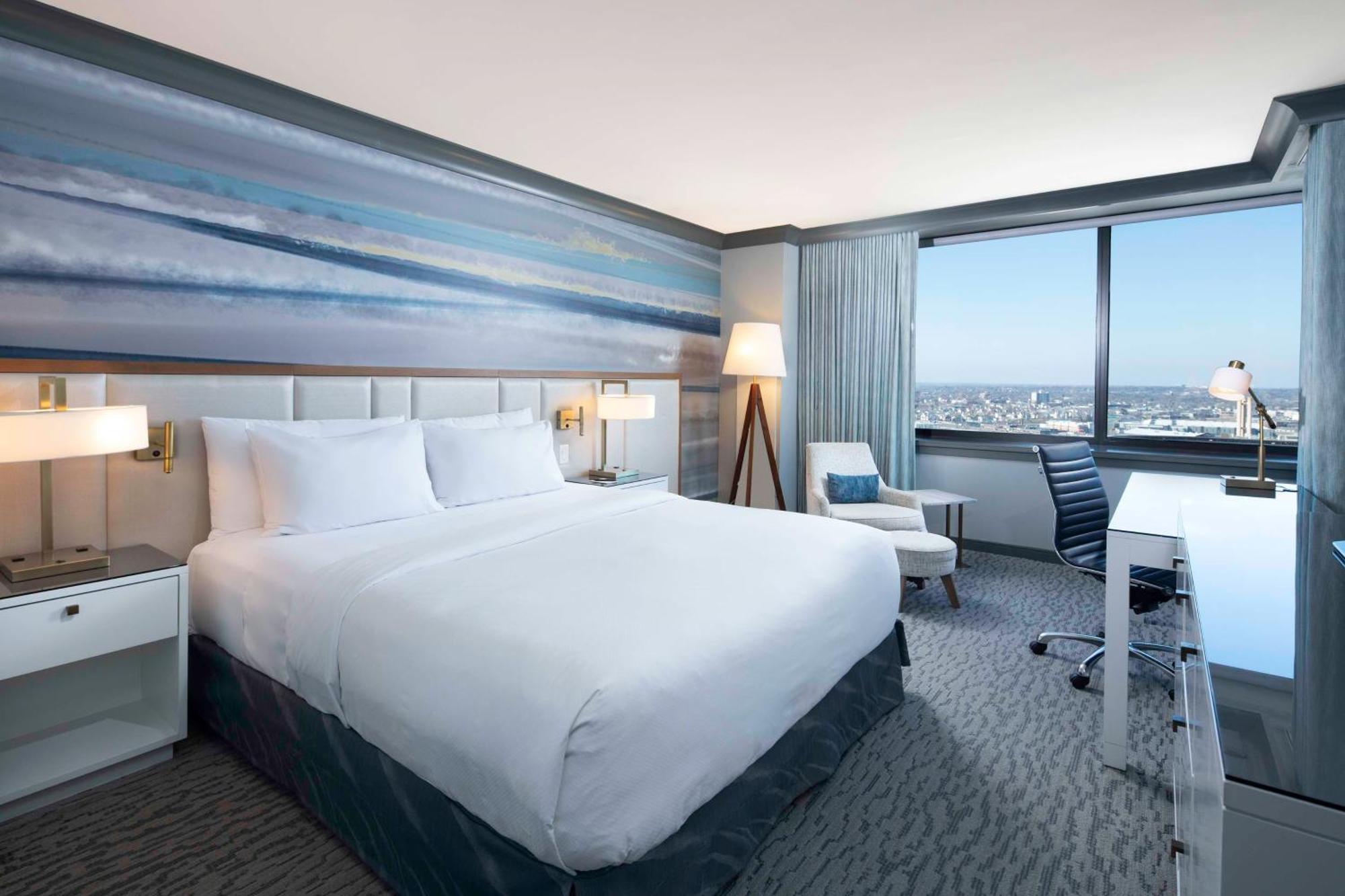 Corner King Room City View