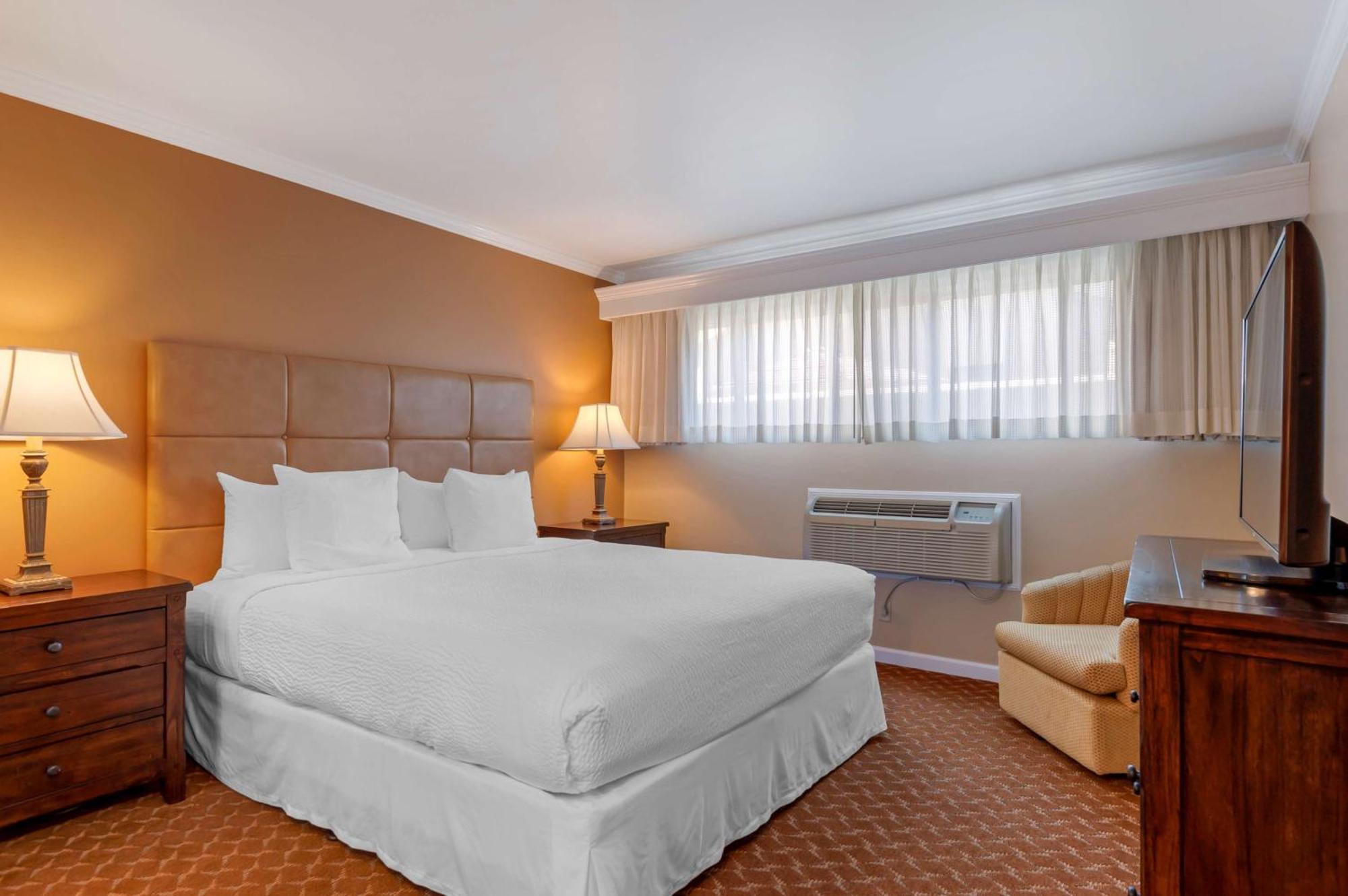 One-Bedroom King Suite Full Kitchen Poolside or Non-Smoking