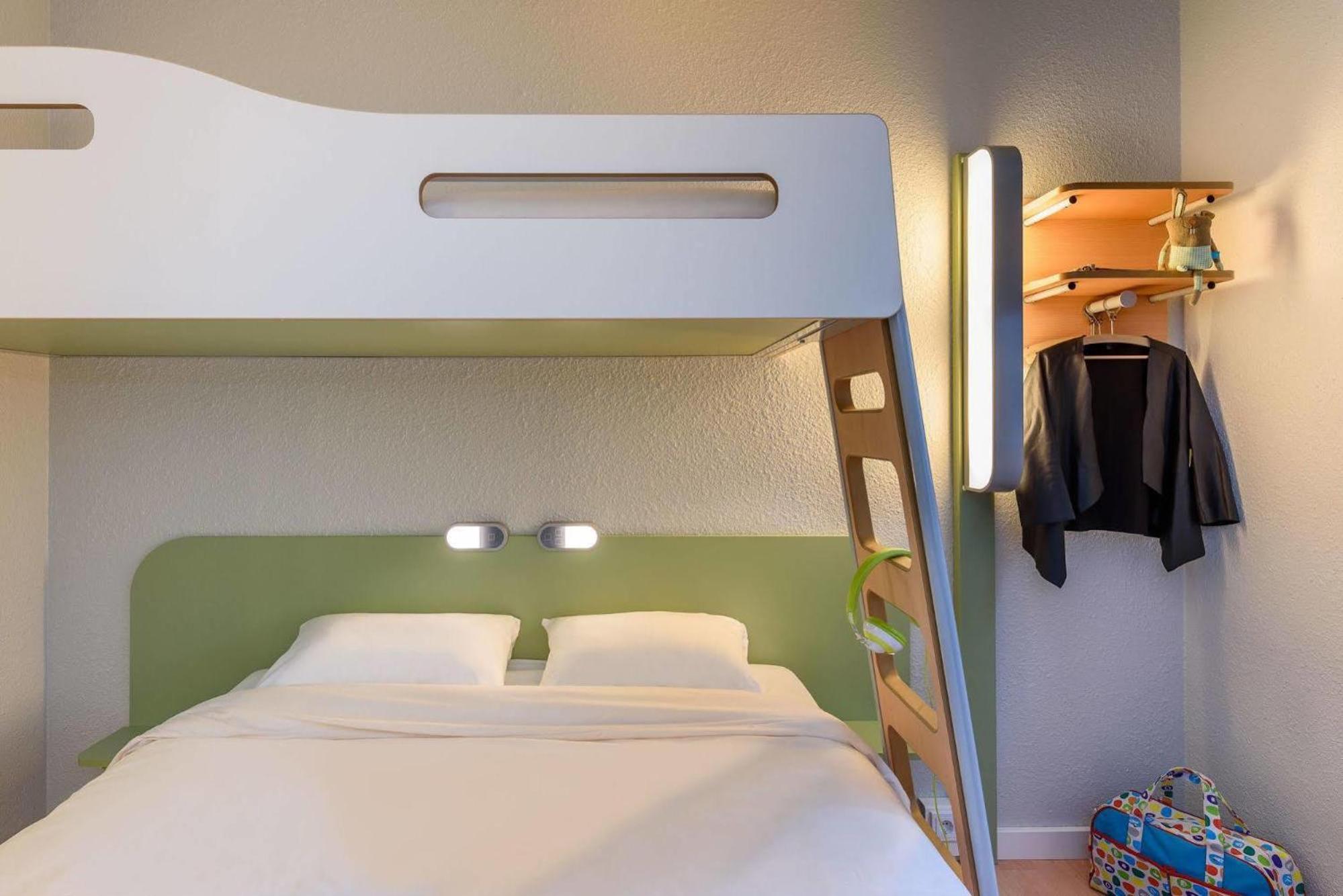 Chambre Triple avec 1 Lit Double et 1 Lit Superposé