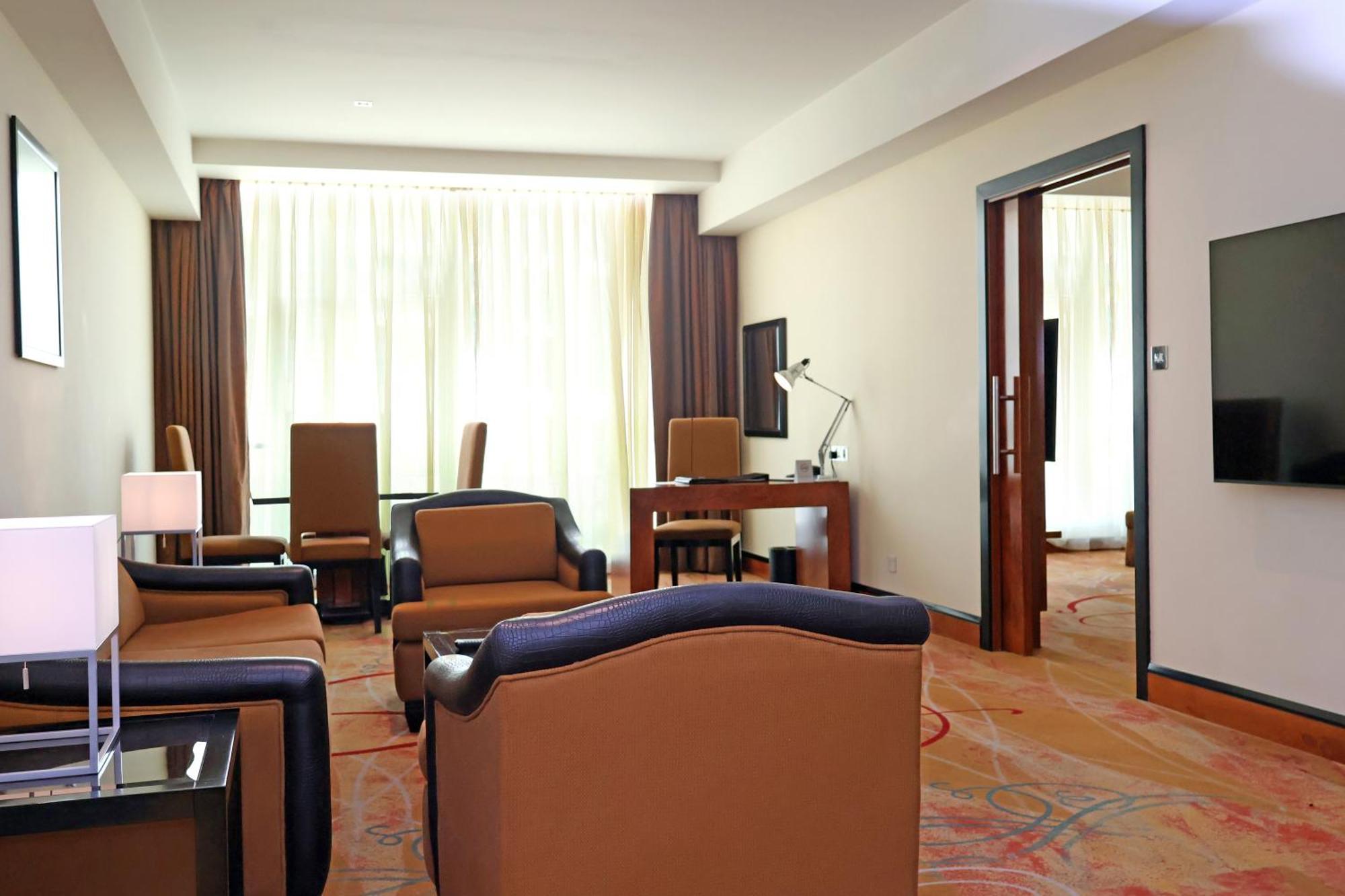 Executive Deluxe Suite complimentary shuttle to DXB Airport Terminal 1 & 3 on all hotel operated F&B outlets