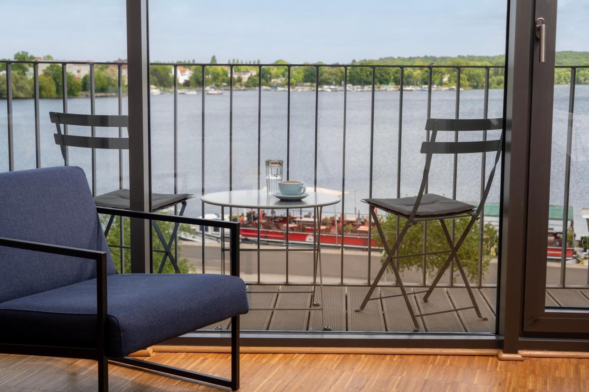 One-Bedroom Apartment Lake View