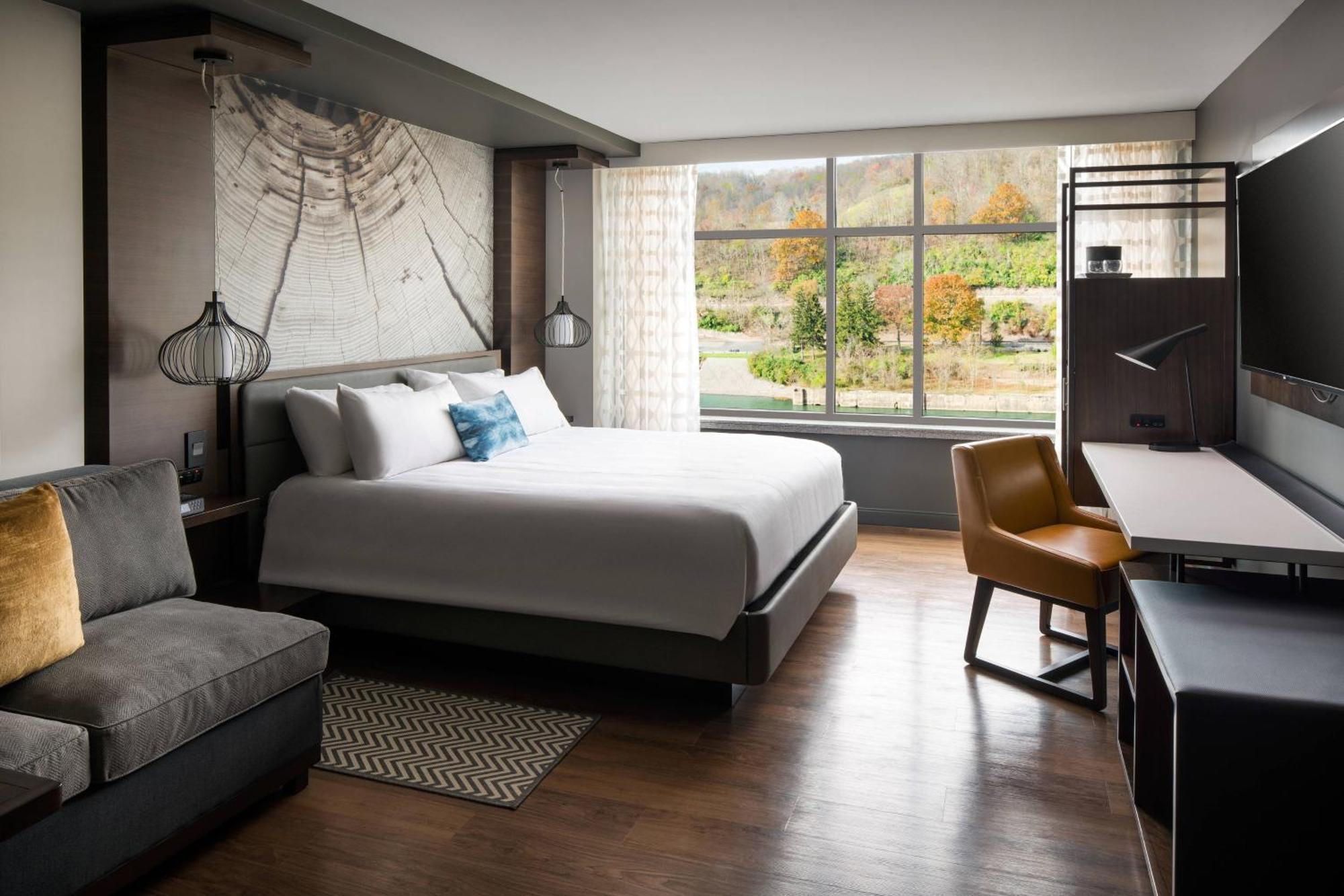 River View 2 Queen Beds Guest room 2 Queen River view
